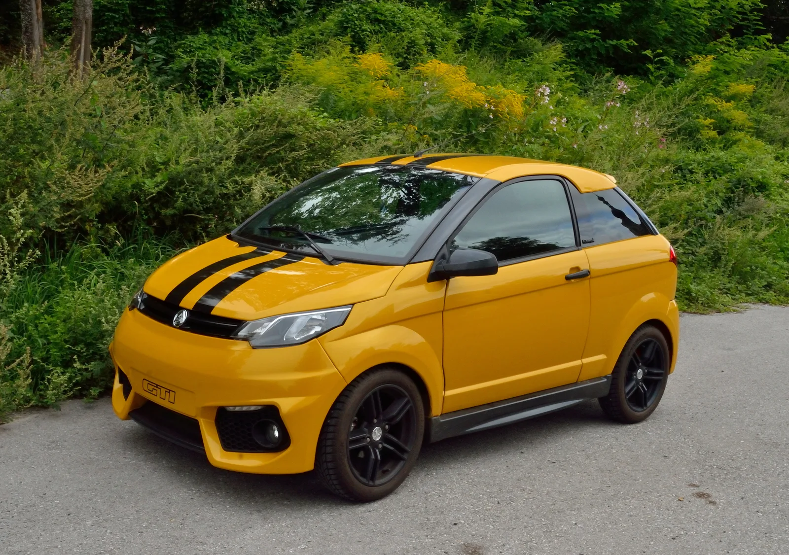Aixam microcar sur route autrichienne — exemple de voiture sans permis en usage réel