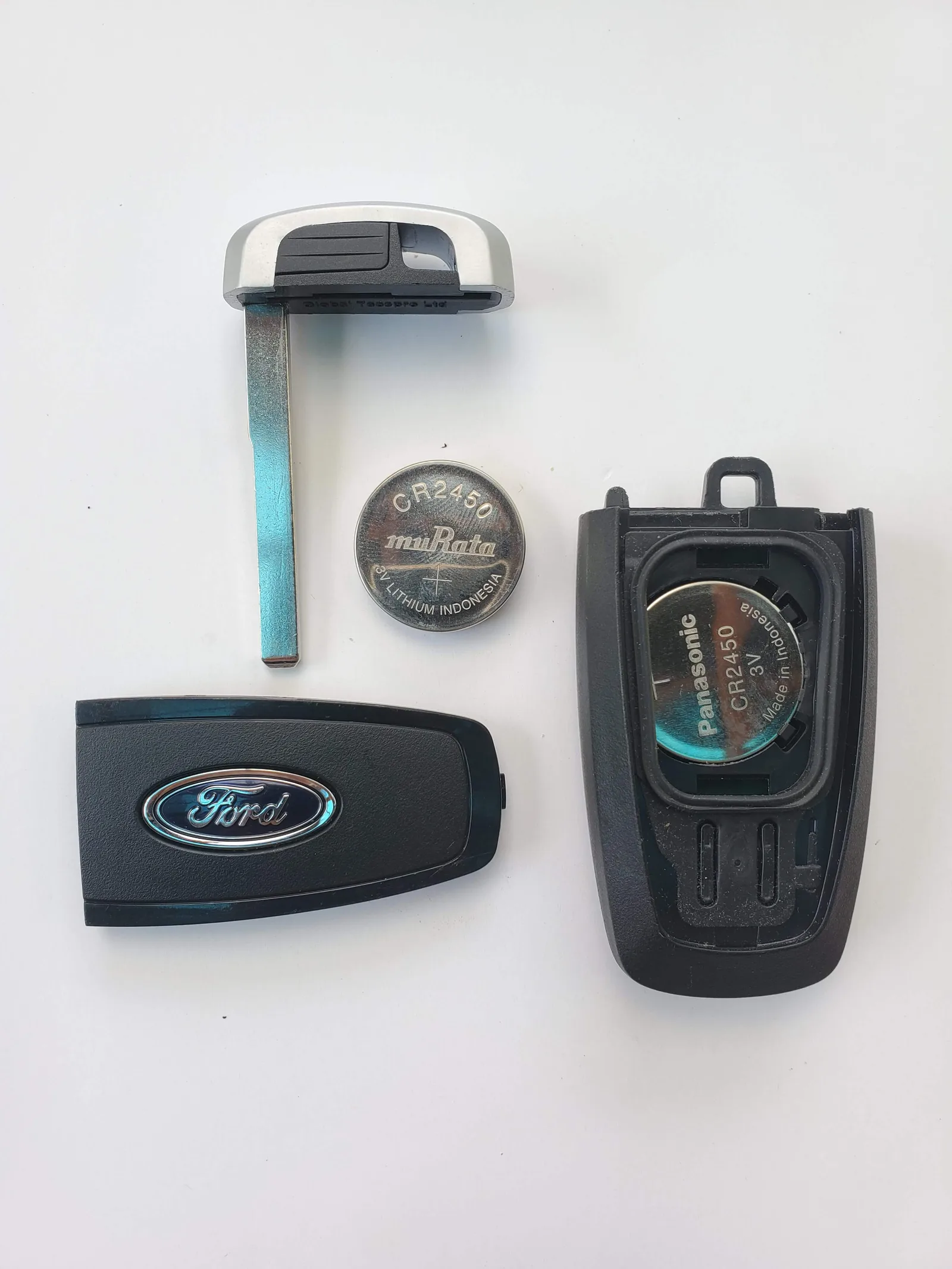 Clé de voiture avec télécommande démontée et pile de rechange