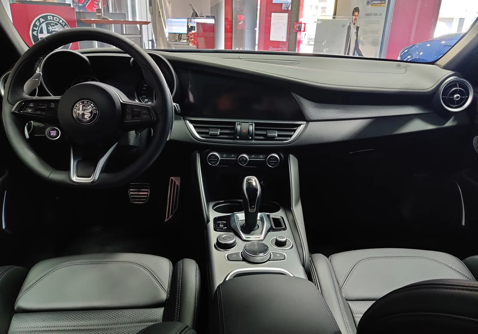 Habitacle et tableau de bord de l'Alfa Romeo Giulia 2026 volant sportif