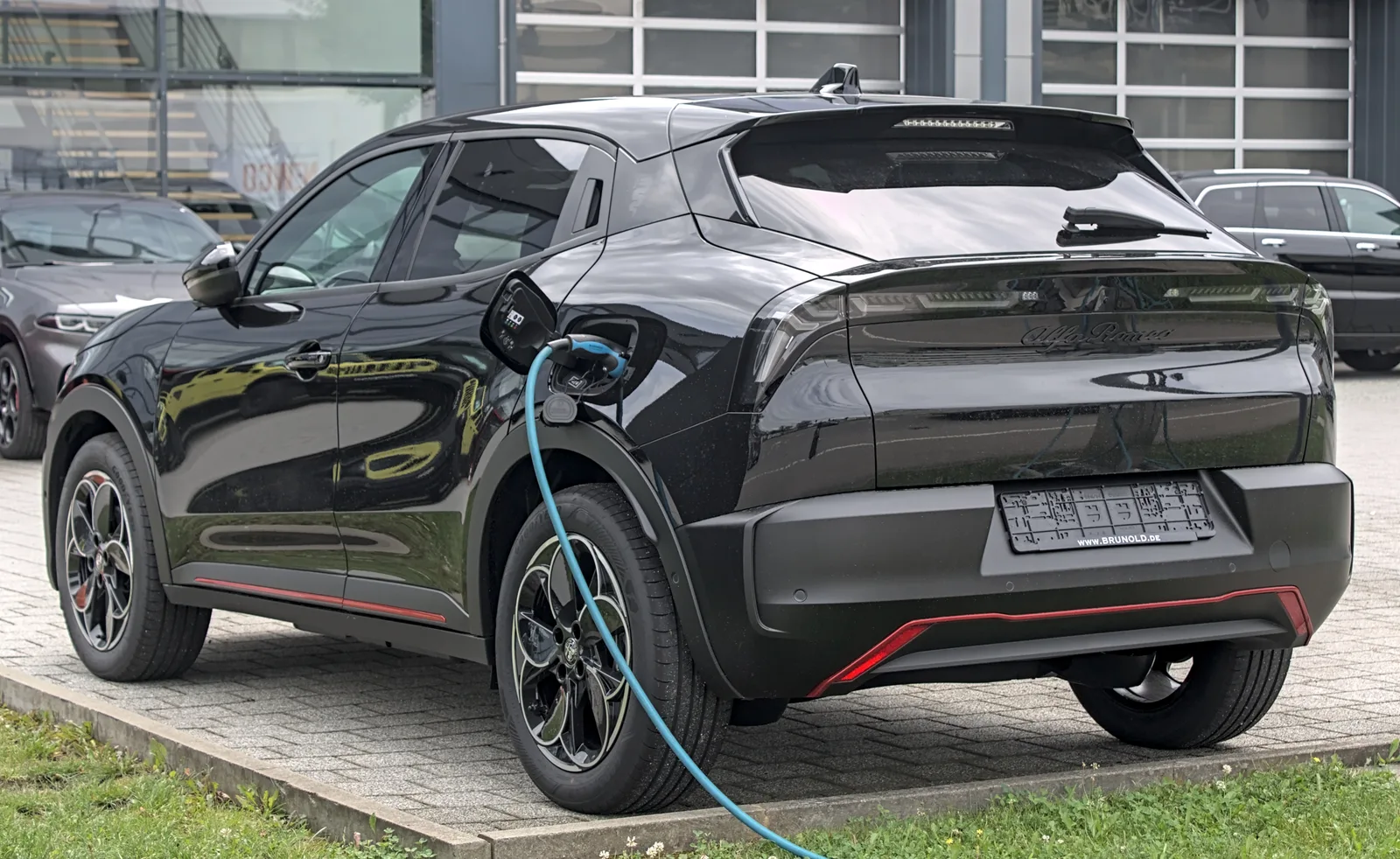 Alfa Romeo Junior 2026 recharge hybride branché prise borne