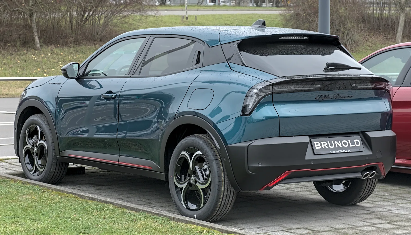 Alfa Romeo Junior 2026 vue trois quarts couleur bleu SUV compact italien