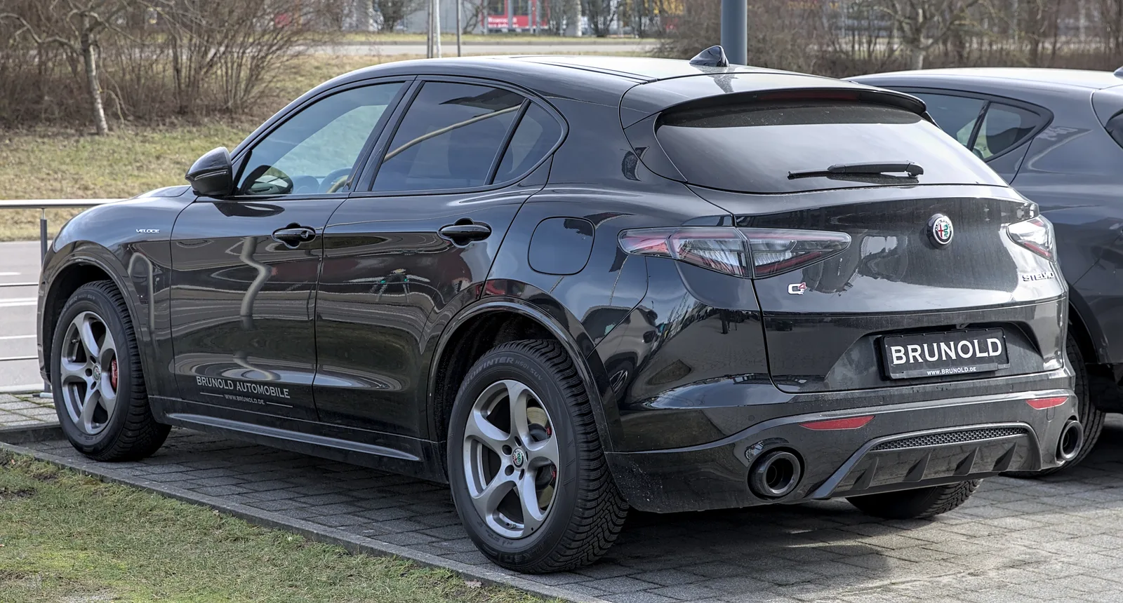 Alfa Romeo Stelvio noir vue arrière profil SUV Veloce jantes sport