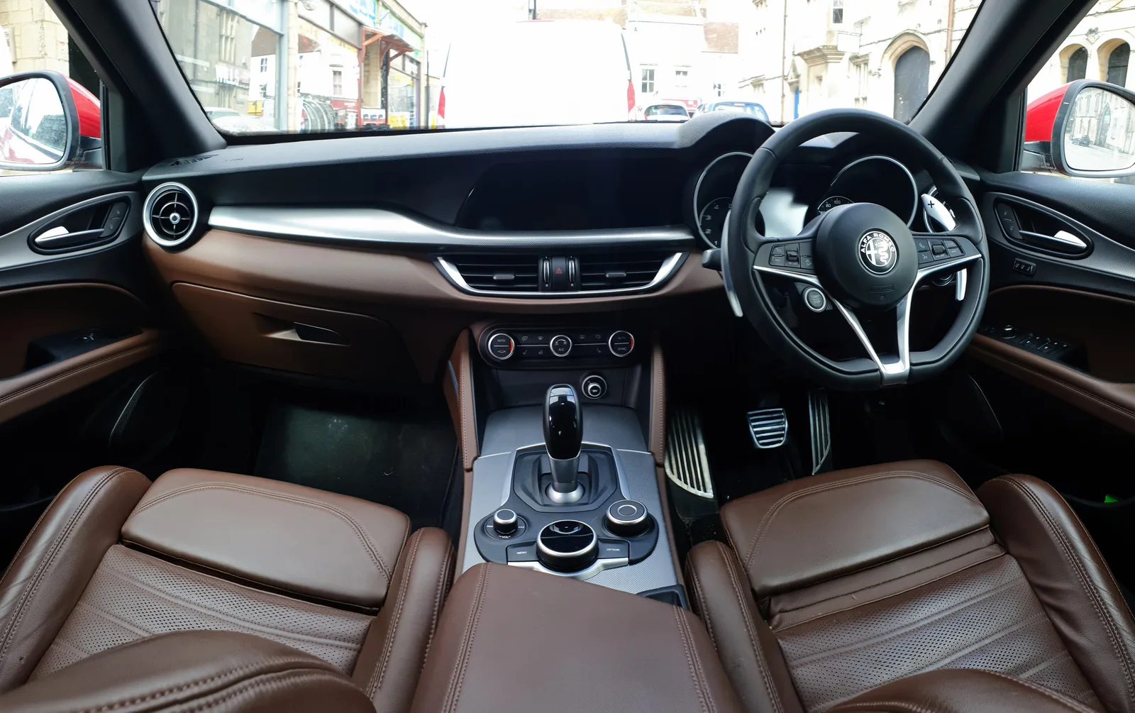 Alfa Romeo Stelvio intérieur habitacle cuir marron volant sportif