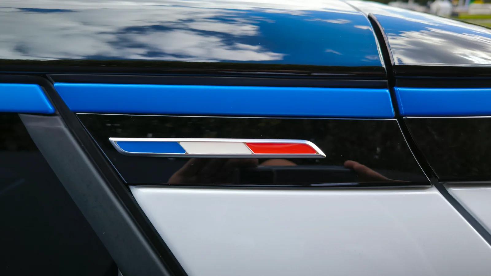 Alpine A290 2026 détail badge tricolore français sur montant de custode