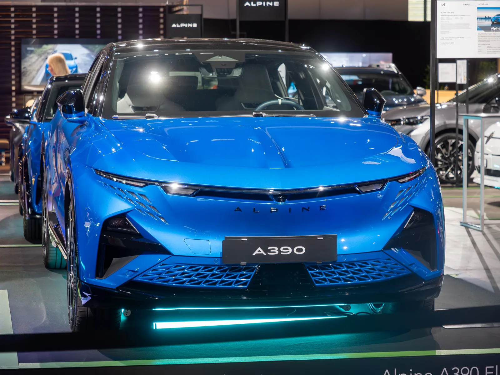 Alpine A390 2026 vue avant salon Auto Zurich SUV électrique bleu badge A390