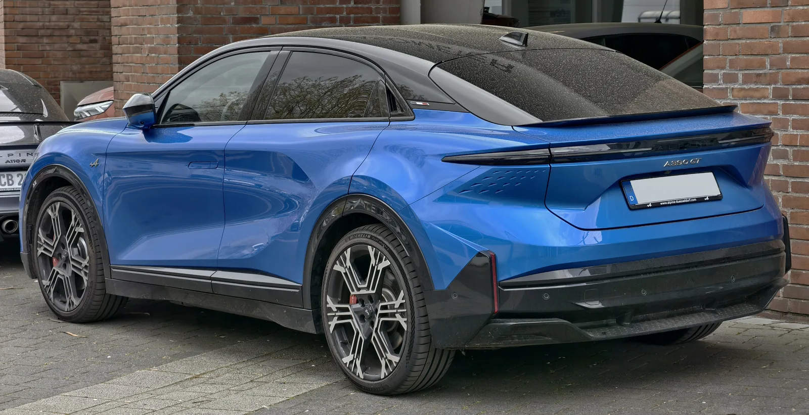Alpine A390 2026 vue arrière trois quarts SUV électrique bleu badge A390 GT