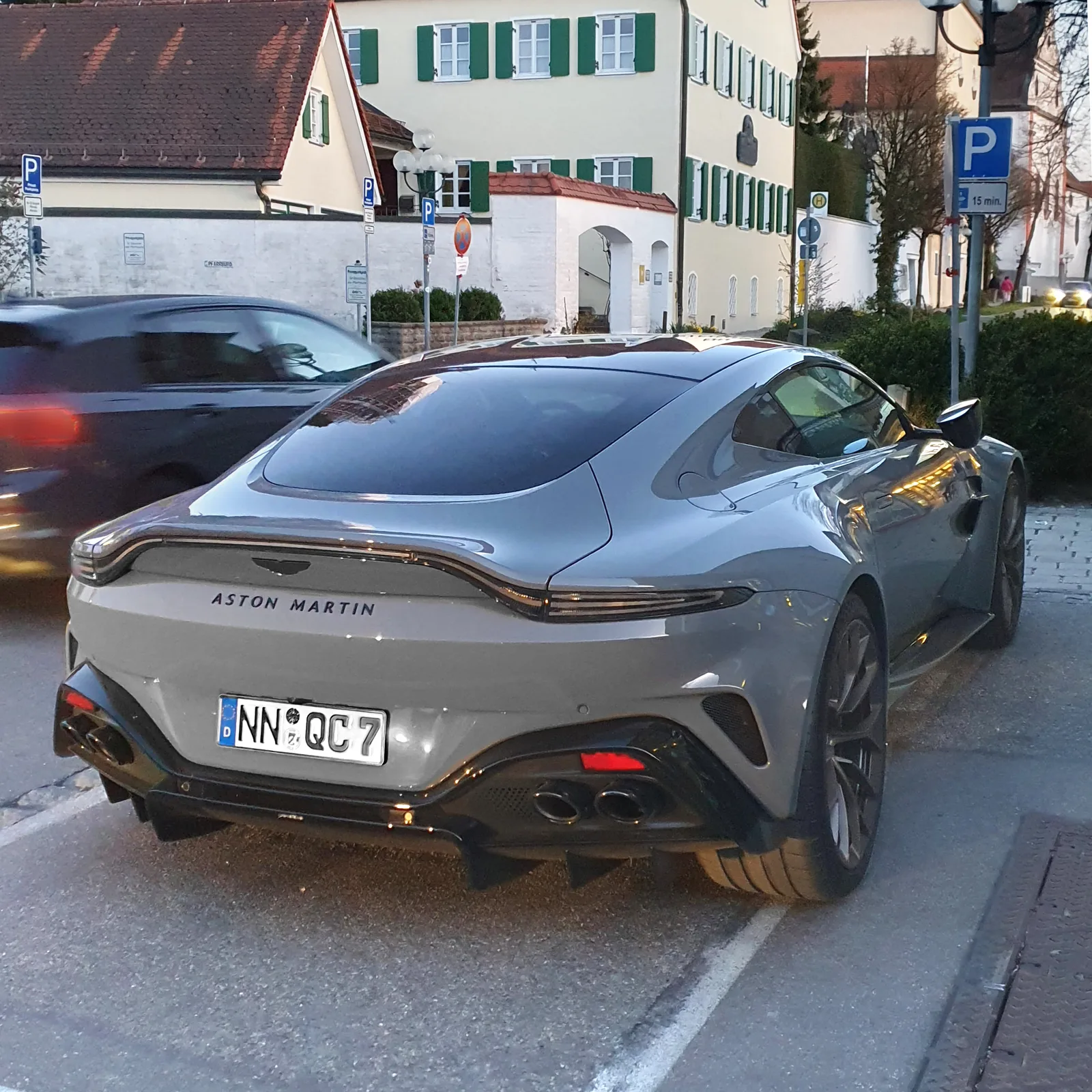 Aston Martin Vantage 2026 grise vue arrière ville supercar sportive