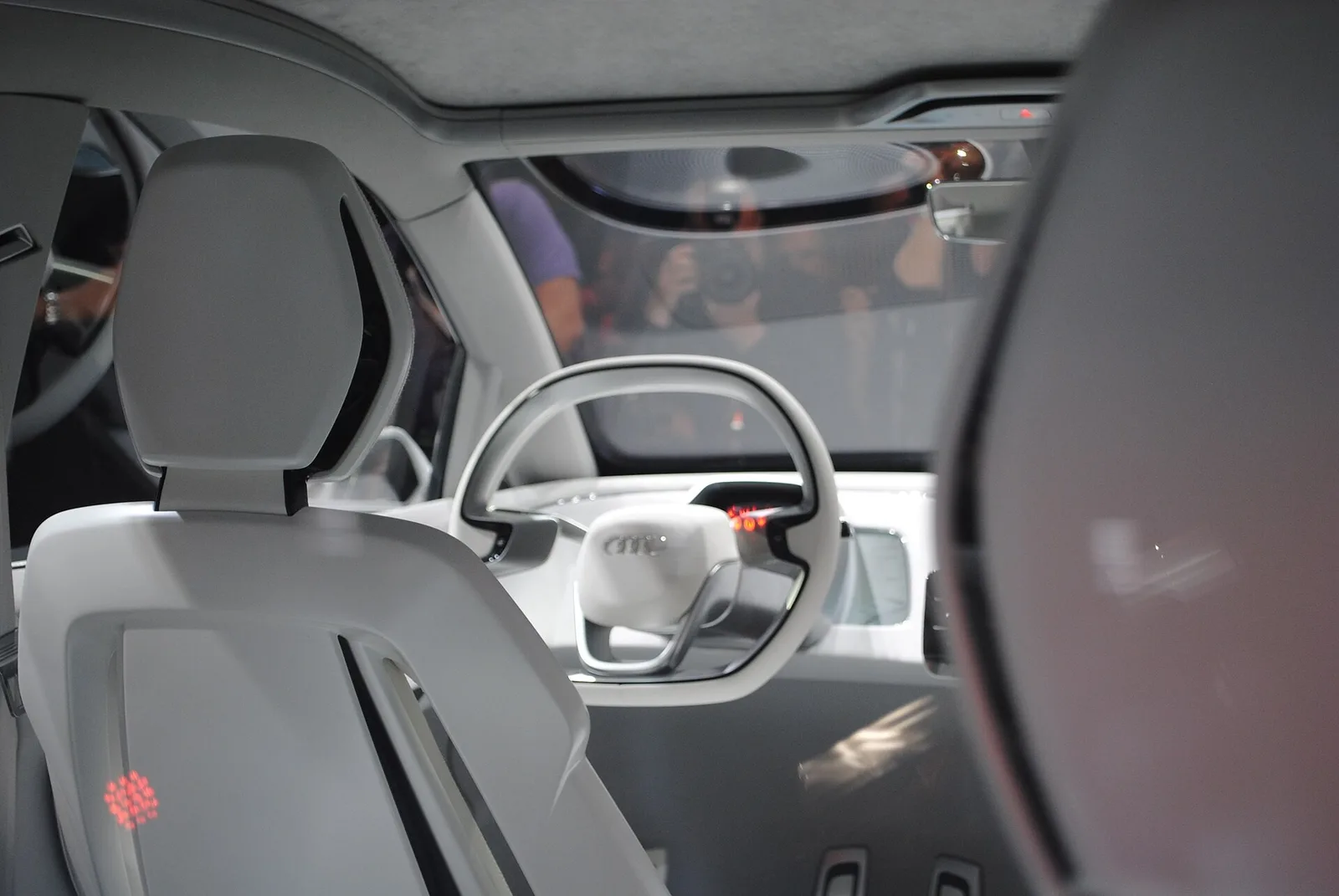 Intérieur blanc de l'étude Audi A2 Concept e-tron de 2011 avec volant ovale et écran central