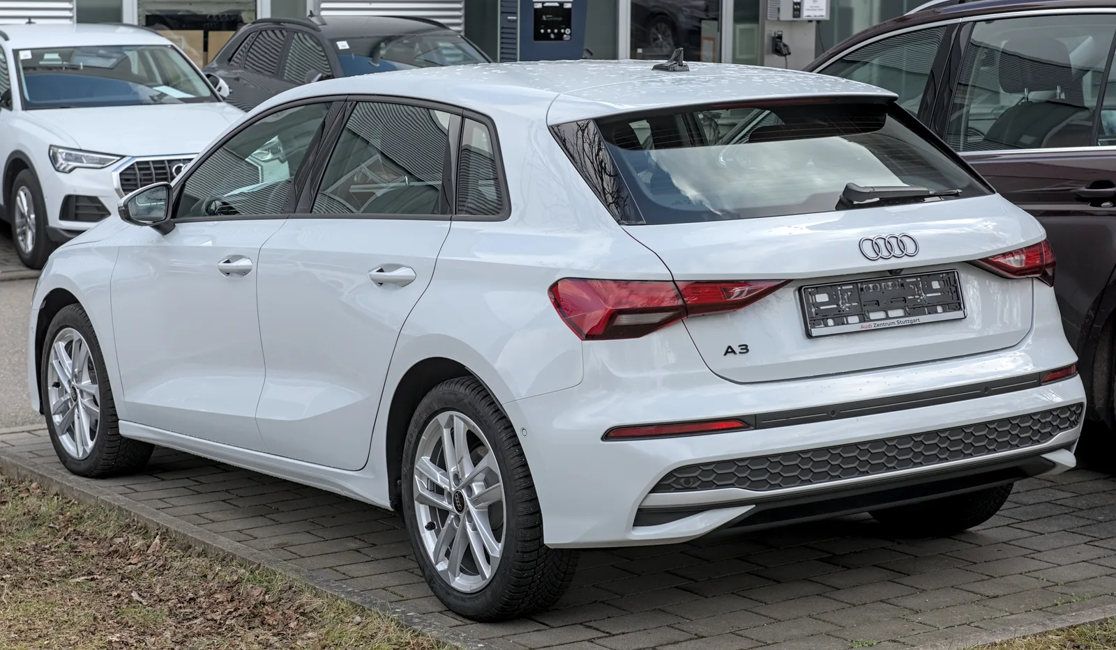 Audi A3 Sportback 2026 vue arrière trois quarts blanc nacré premium Allemagne