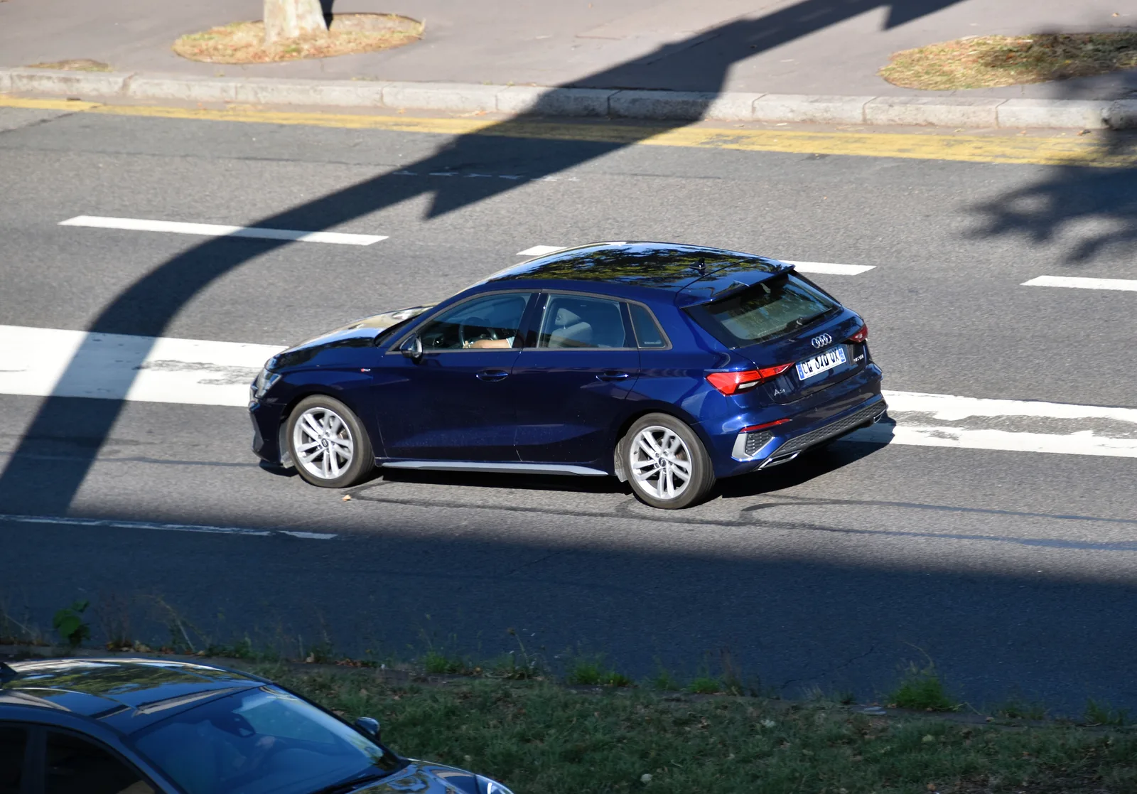 Audi A3 Sportback 2026 vue latérale profil gris foncé compacte hatchback premium
