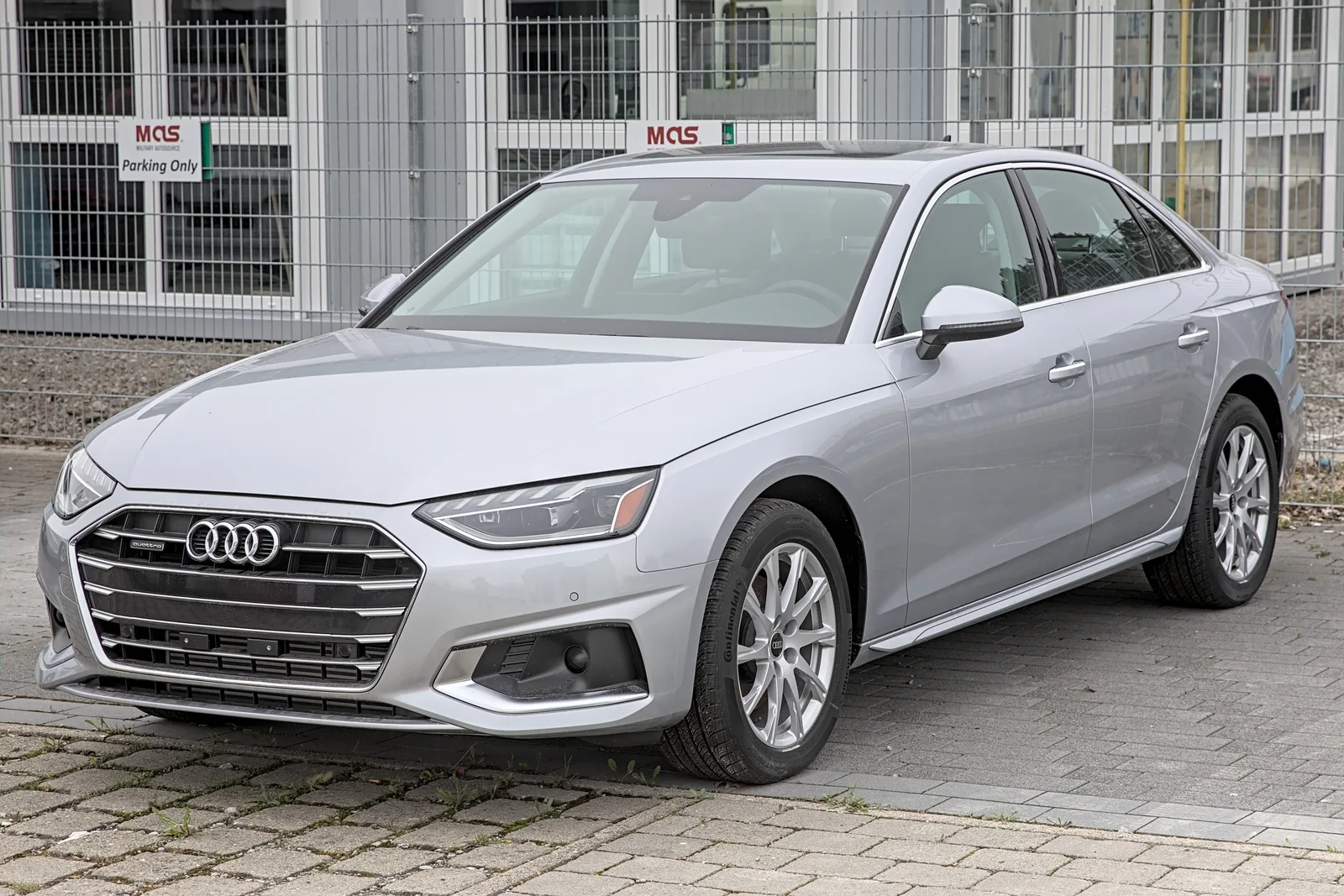 Audi A4 2026 grise trois quarts avant berline occasion quattro