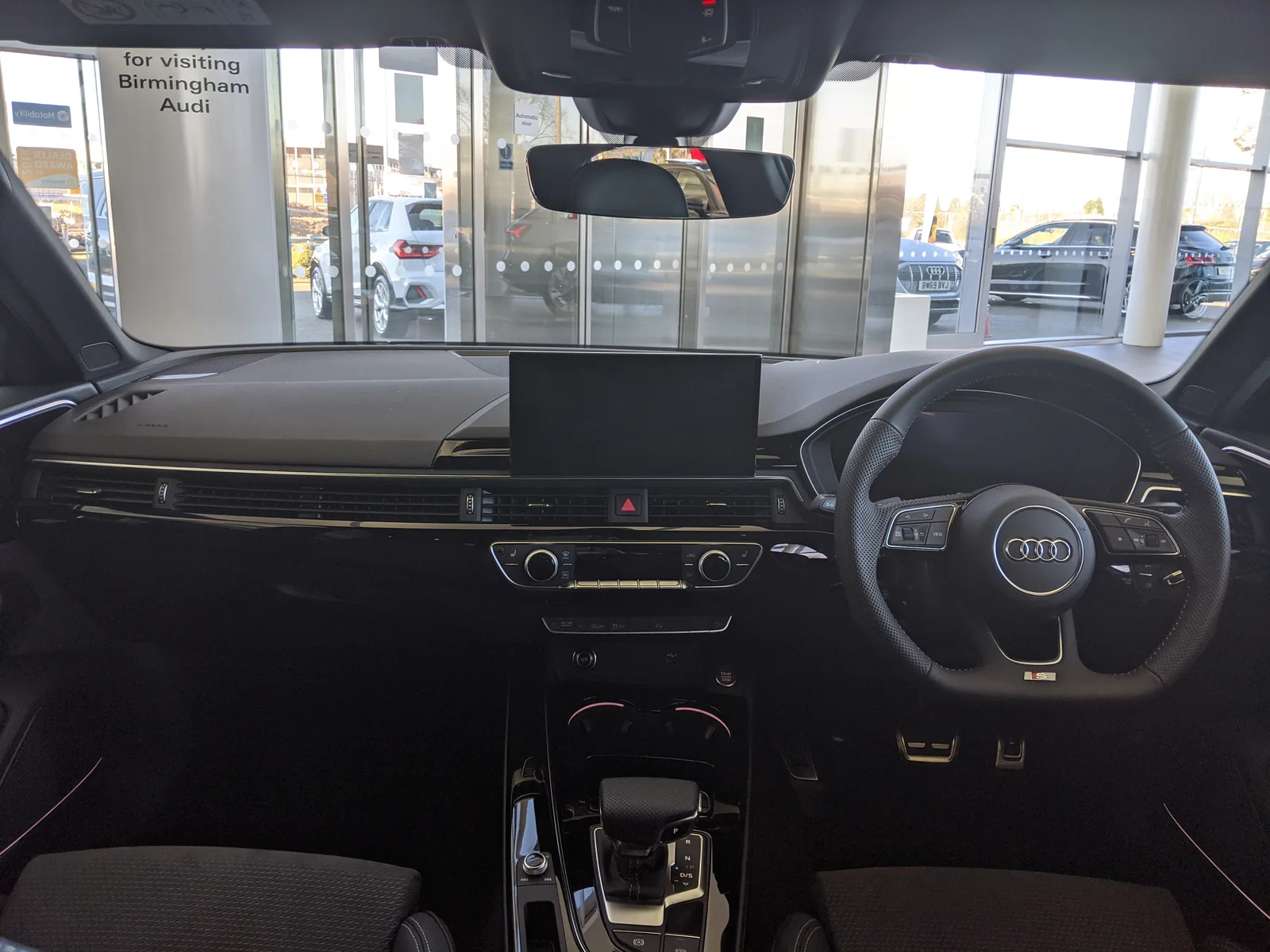 Audi A4 2026 intérieur habitacle volant Virtual Cockpit et écran MMI