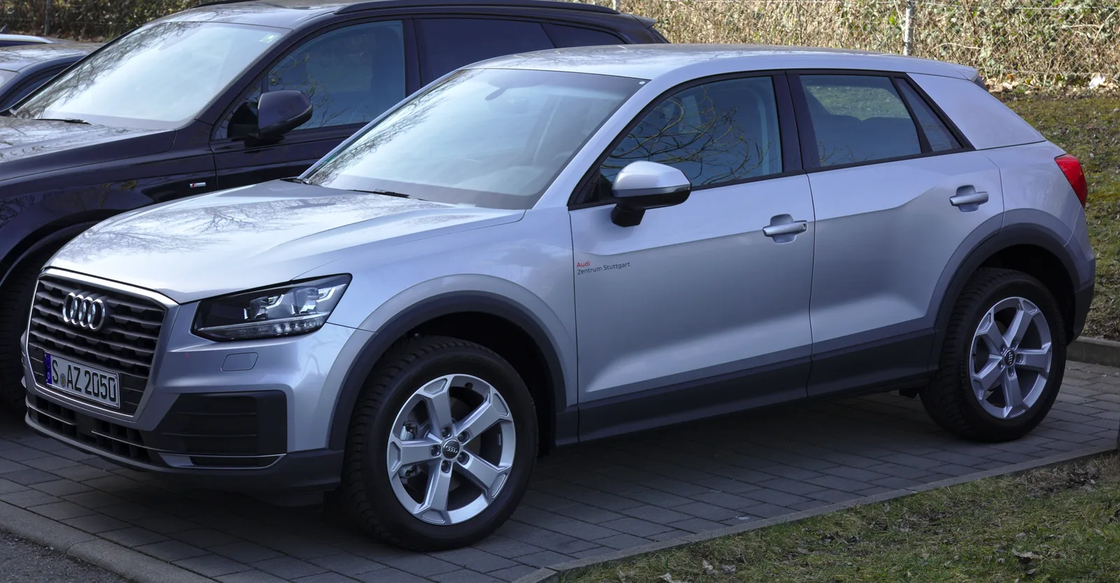 Audi Q2 2026 blanc S line trois quarts arrière SUV urbain sportif