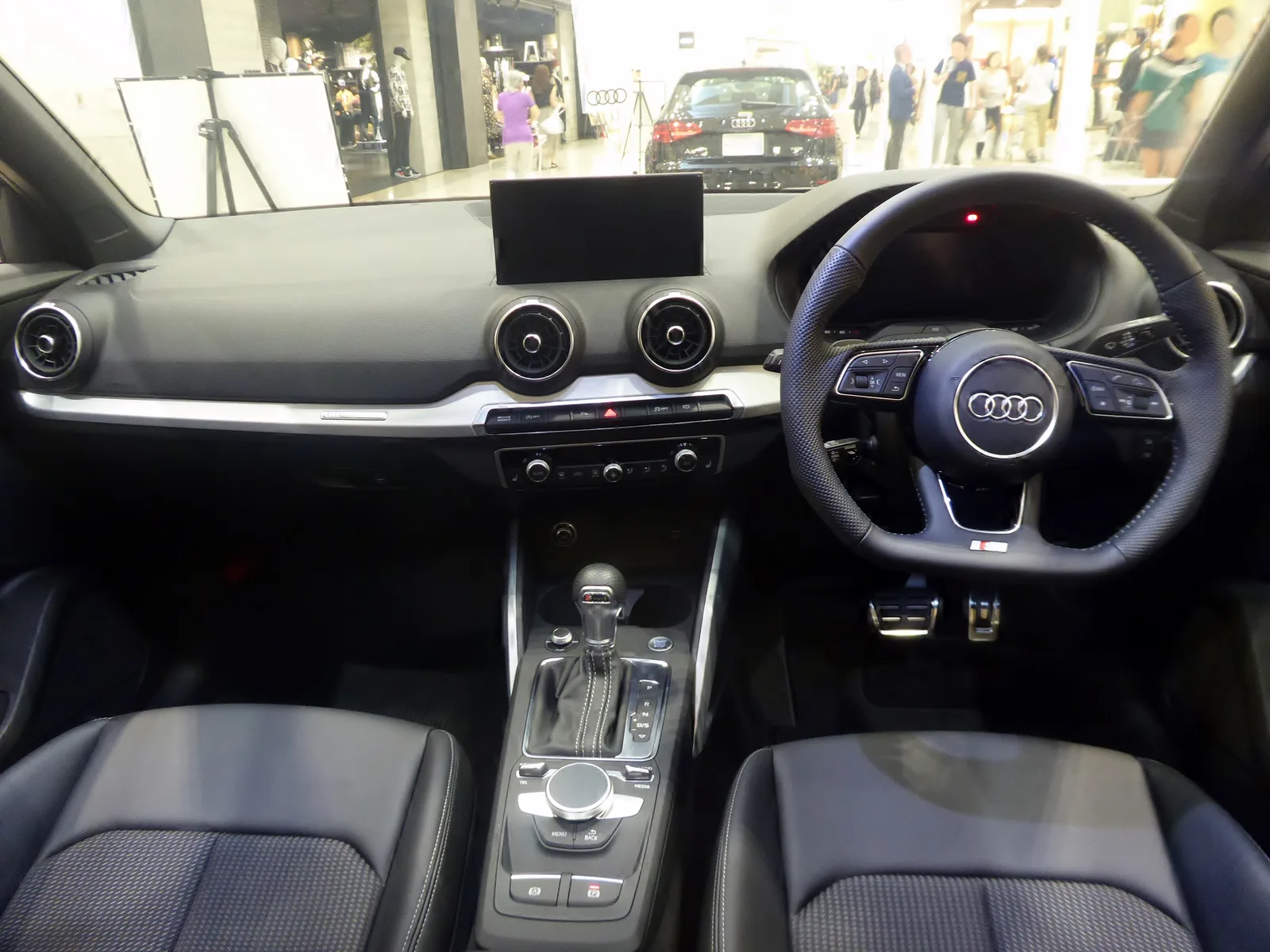 Audi Q2 2026 rouge profil dynamique SUV urbain compact quatre anneaux