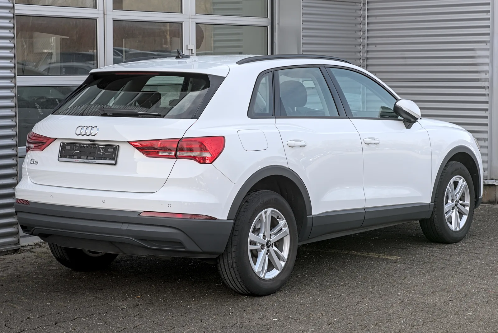Audi Q3 2026 blanc vue arrière 3/4 — génération F3 en version standard
