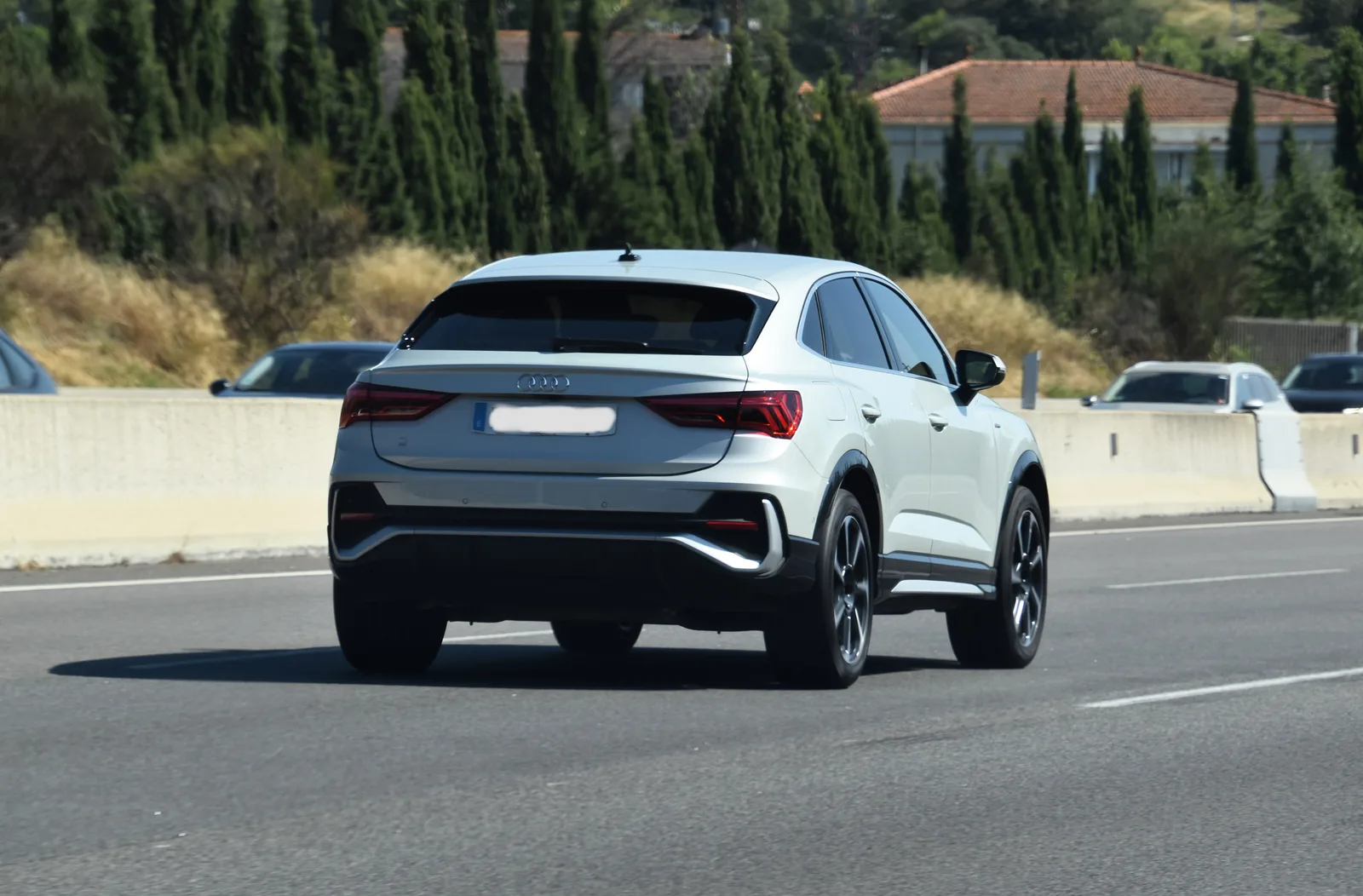 Audi Q3 Sportback 2023 extérieur — carrosserie fastback avec toit fuyant en finition standard