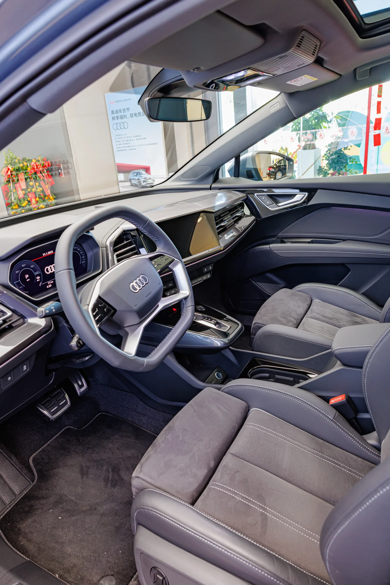 Audi Q4 e-tron 2026 intérieur habitacle tableau de bord volant