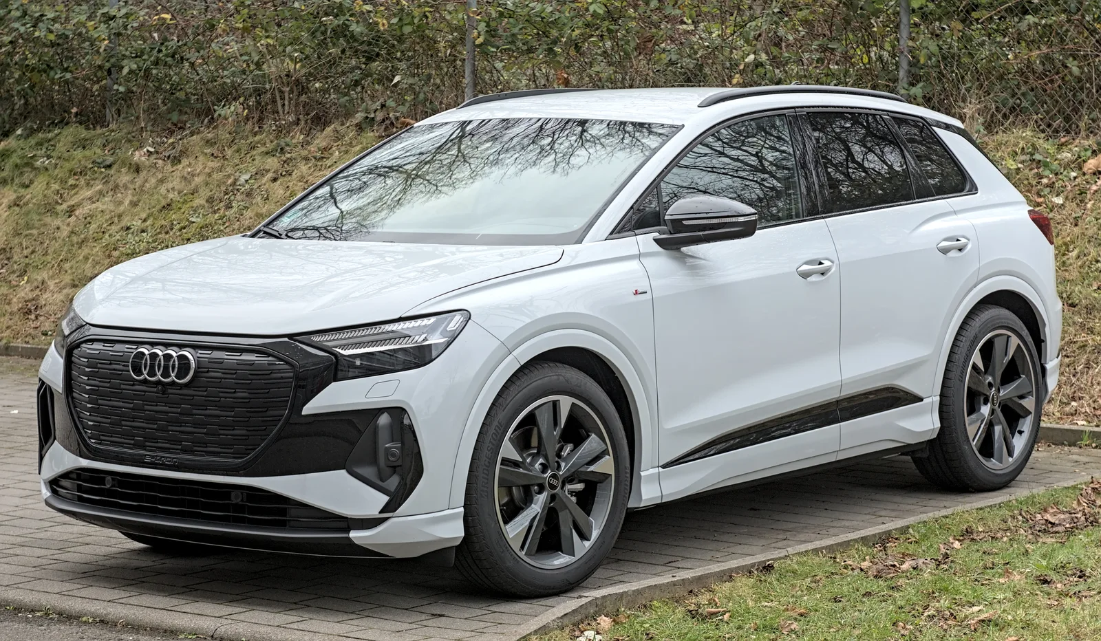 Audi Q4 e-tron blanc vu de trois quarts avant, SUV électrique compact premium concurrent du BMW iX1 et du Mercedes GLA
