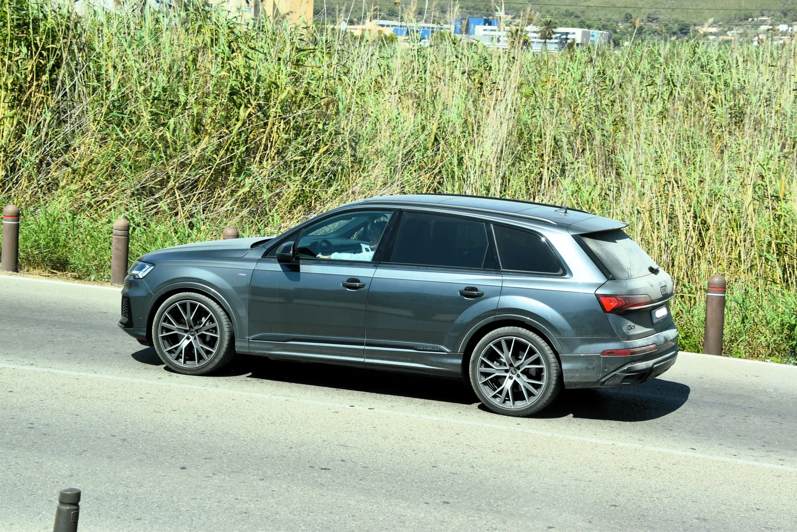 Audi Q7 2023 vue avant face — face avant avec calandre Singleframe et phares full-LED signature lumineuse horizontale
