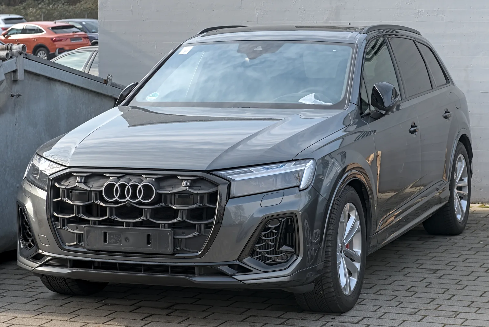 Audi Q7 2025 profil vue latérale gris — grand SUV premium 5 mètres sur route