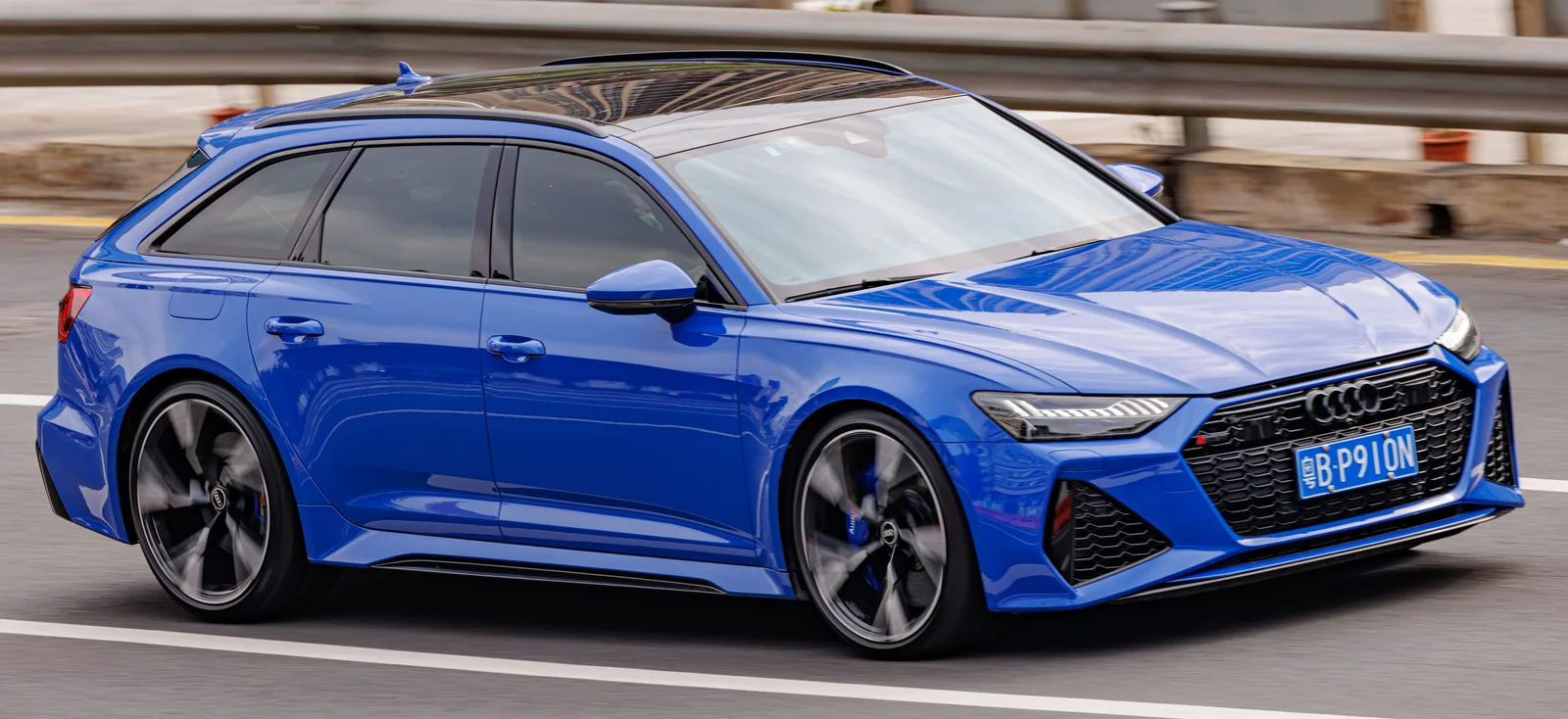 Audi RS6 Avant 2026 bleue vue de profil break sportif silhouette complète