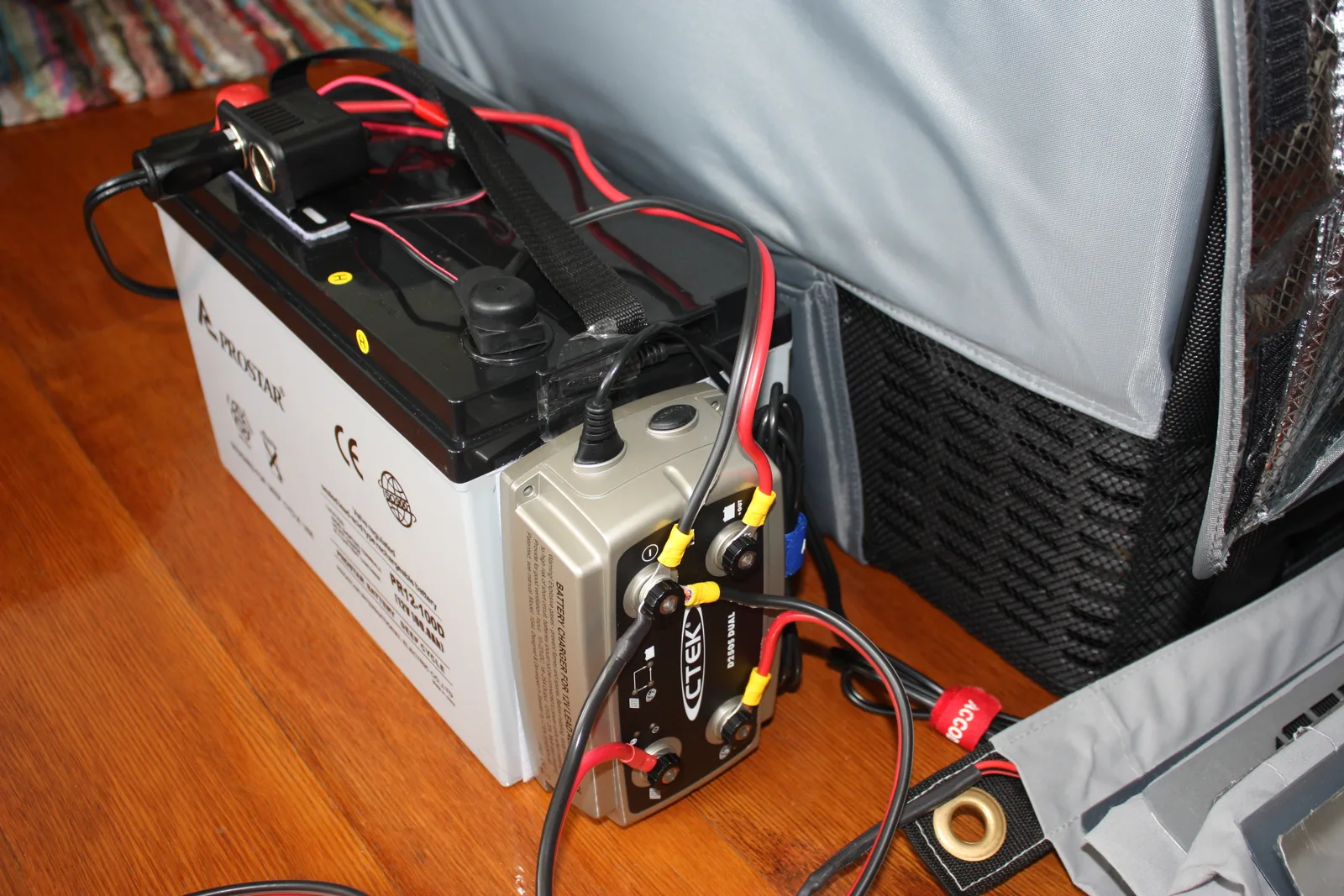 Batterie auxiliaire de voiture avec chargeur CTEK connecté — système de recharge et de maintien de charge