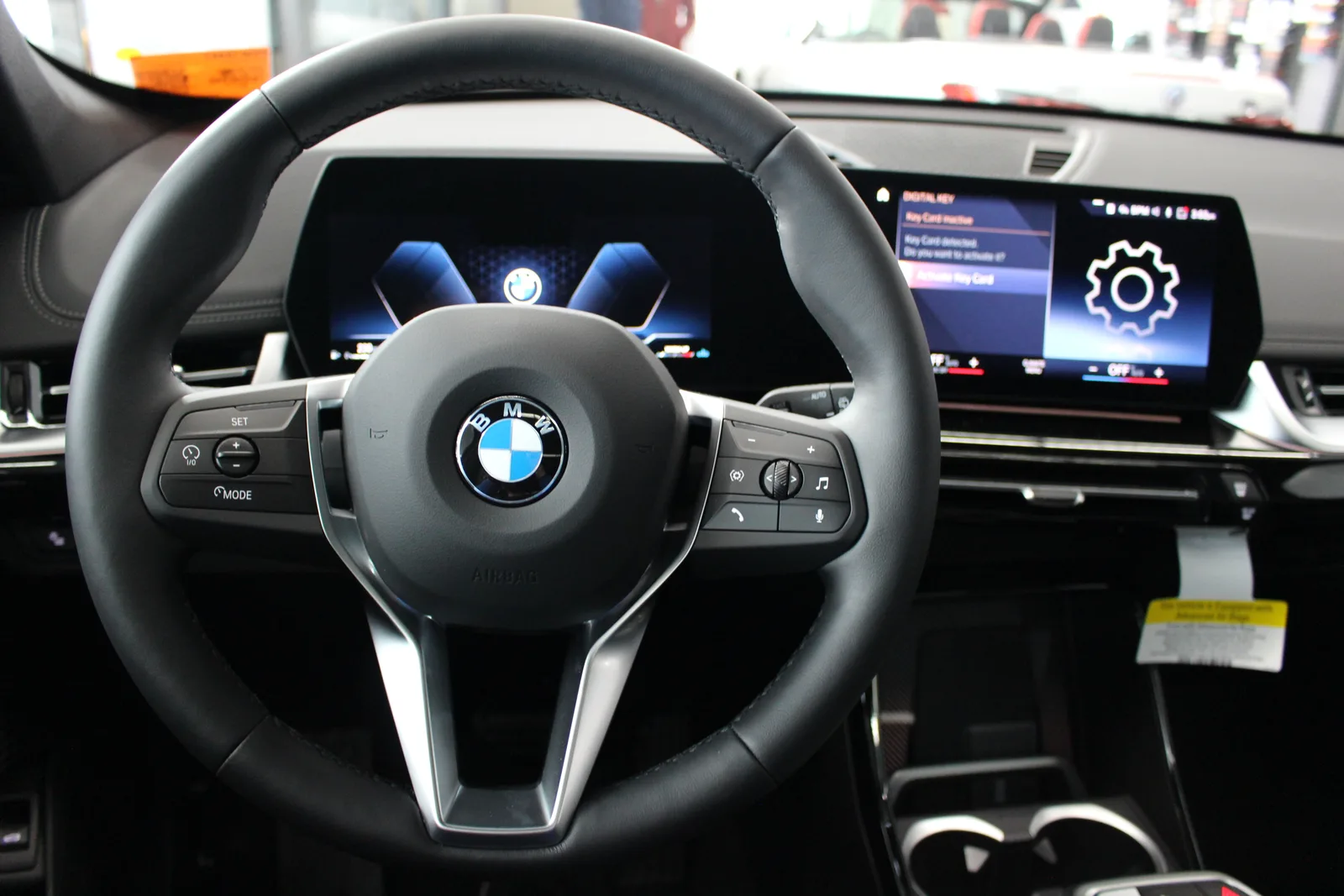 Intérieur BMW iX1 2026 — Curved Display avec cockpit numérique, écran iDrive et volant M Sport