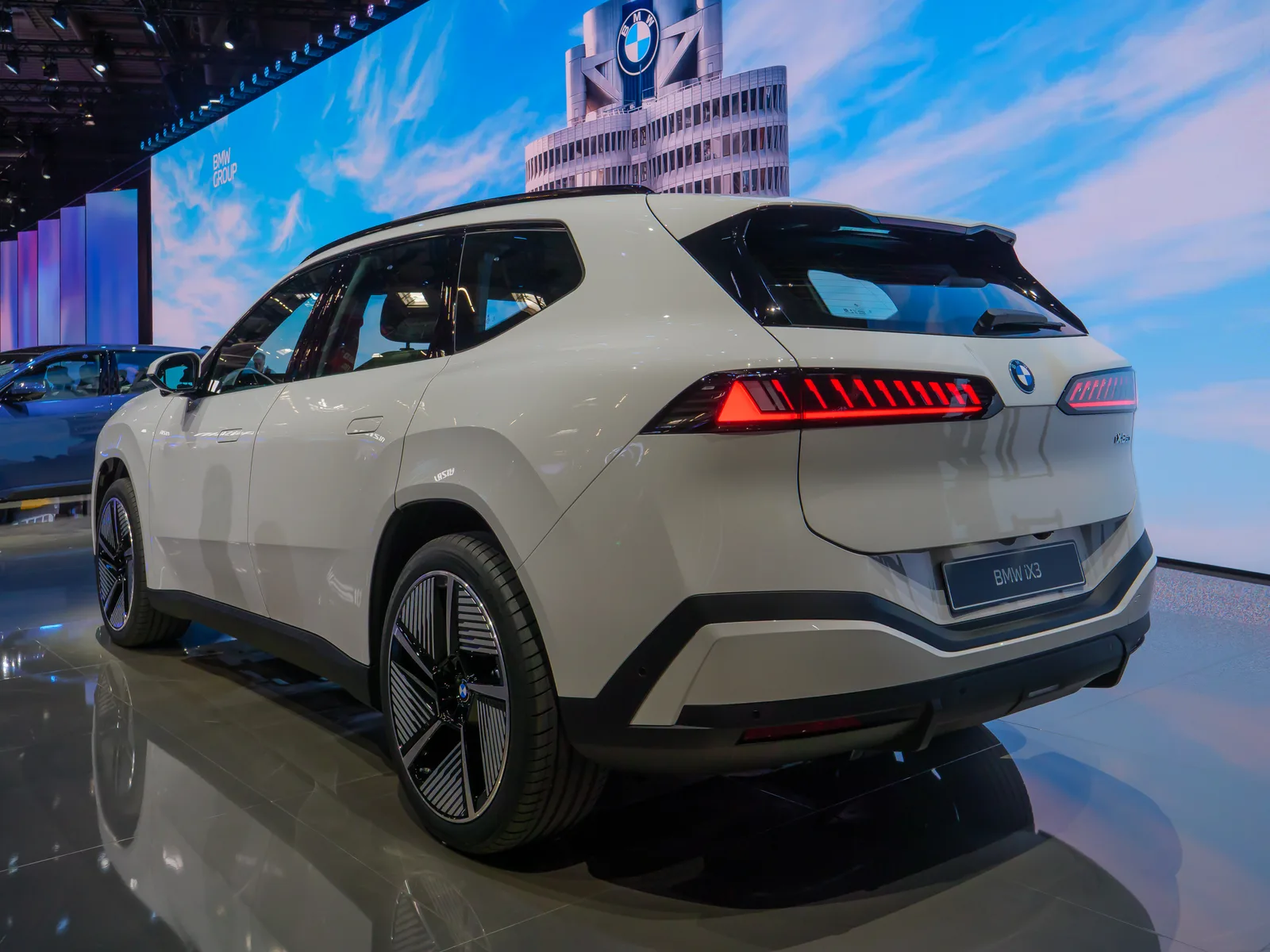 BMW iX3 2026 Neue Klasse blanc trois quarts arrière droit feux LED allumés IAA Munich 2025