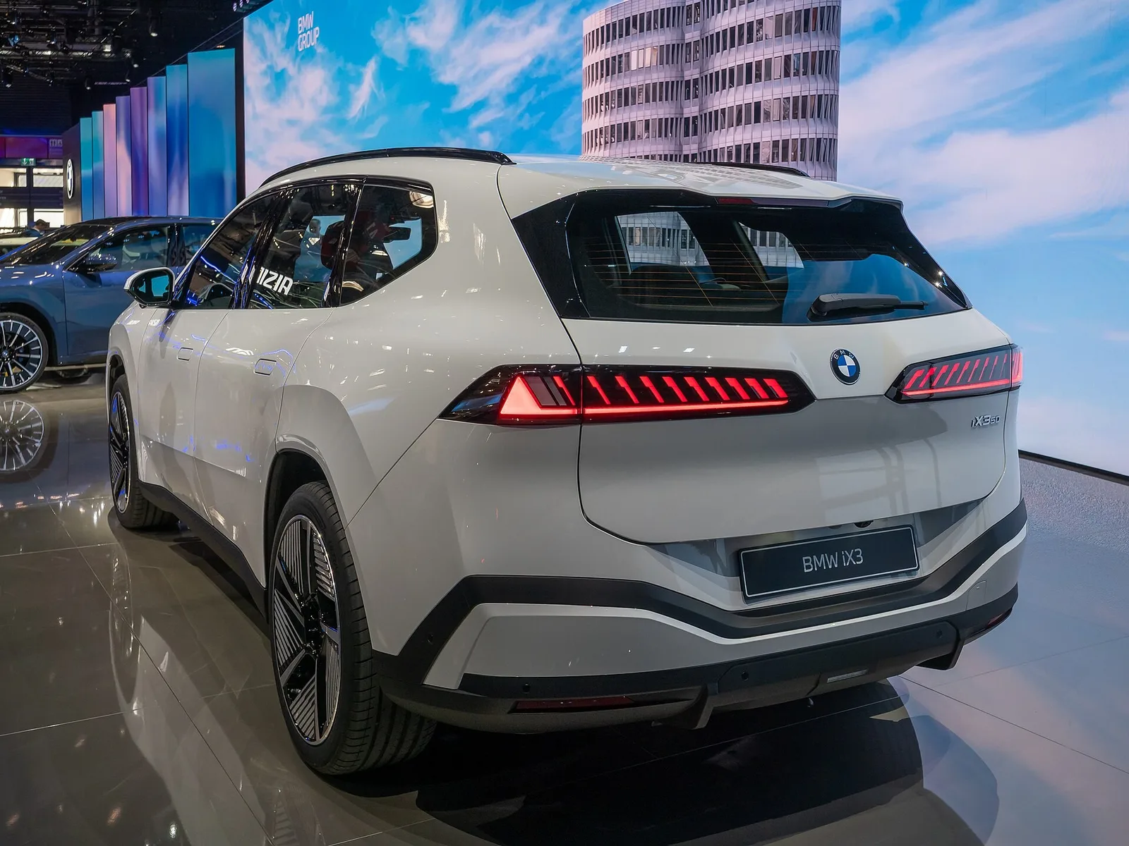BMW iX3 50 Neue Klasse blanc vu de trois quarts arrière au salon IAA de Munich, SUV électrique à 805 km d'autonomie WLTP