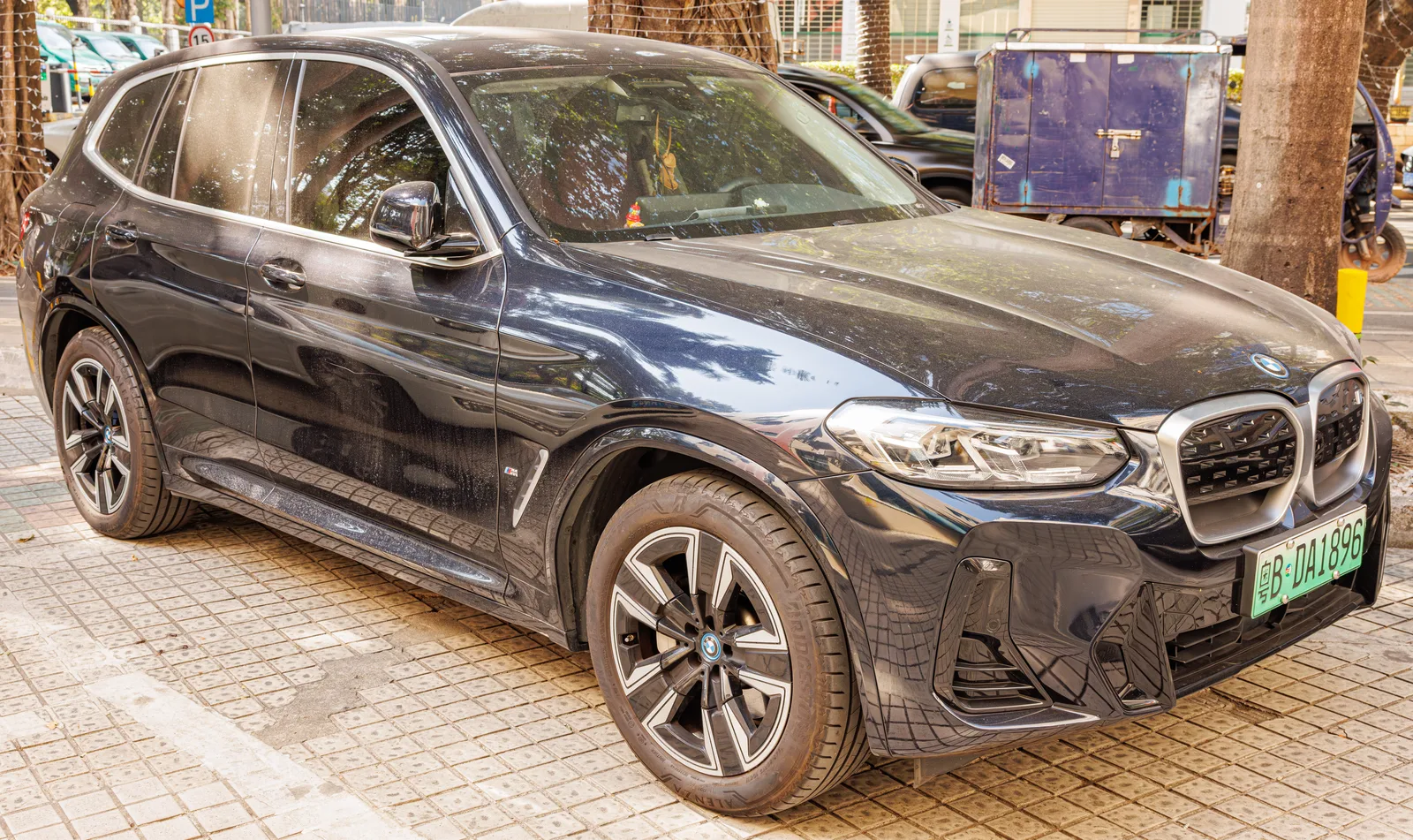 BMW iX3 G08 électrique noir trois quarts avant plaque verte EV Chine rue urbaine