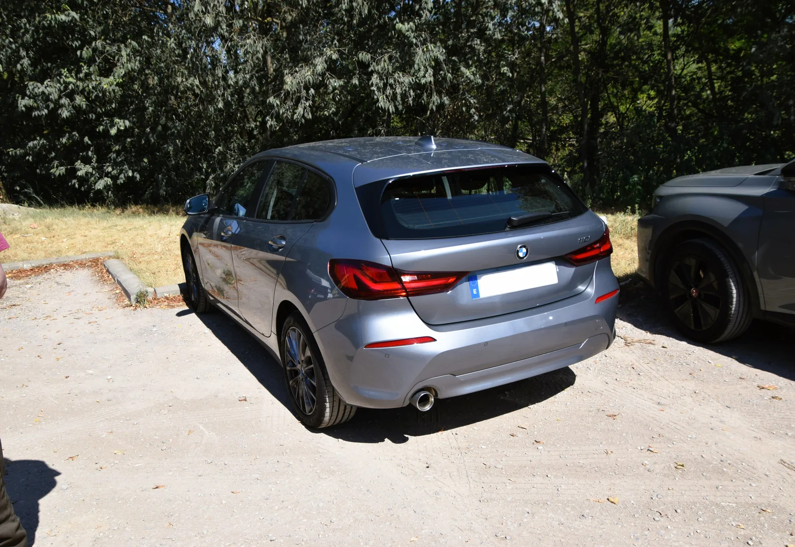 BMW Série 1 F40 118i 2023 vue arrière — gris