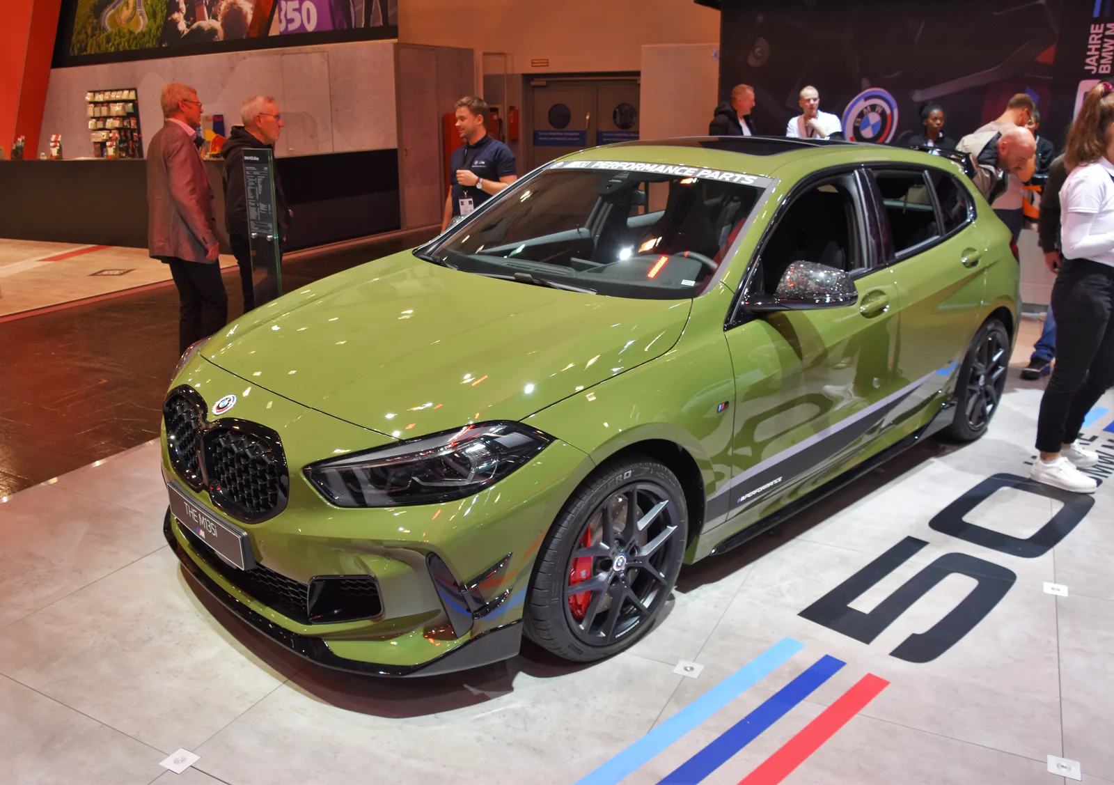 BMW M135 xDrive 2022 — vert, salon automobile