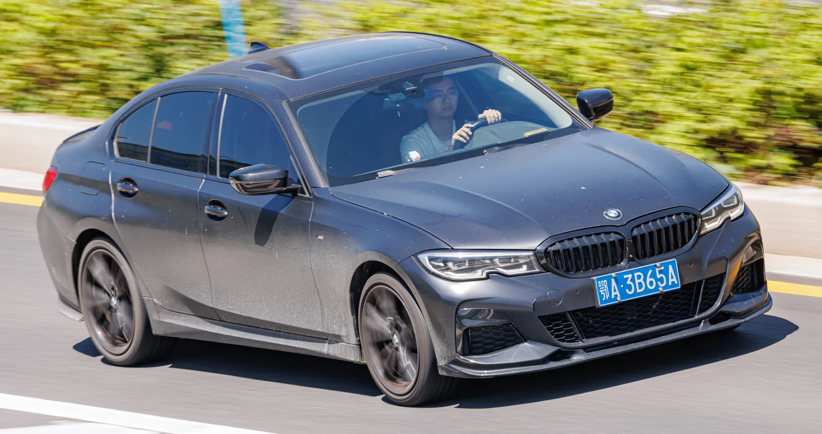 BMW Série 3 2026 profil vue latérale berline bleue dynamique