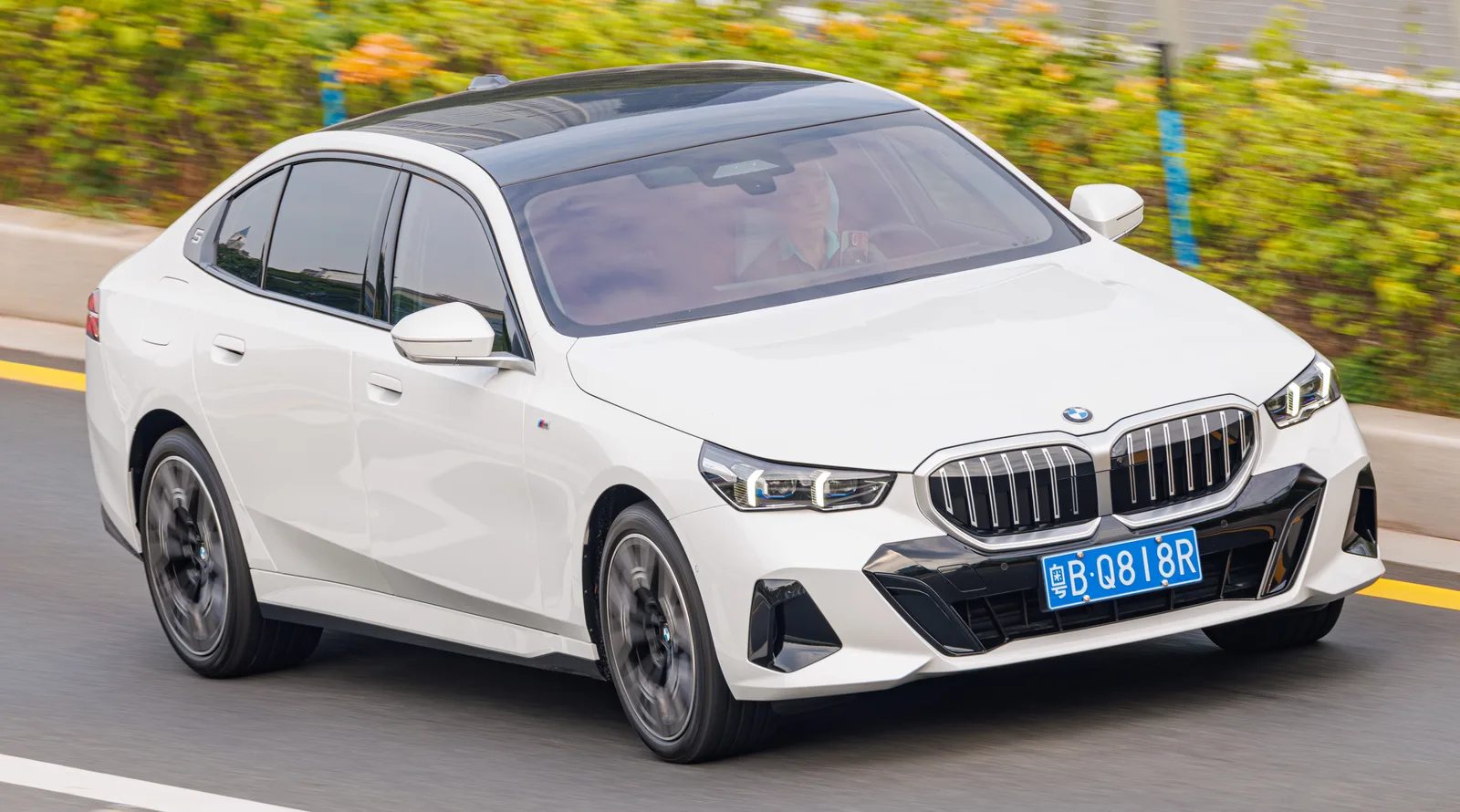 BMW Série 5 G60 LWB berline 2026 vue de face — version longue empattement, intérieur cuir beige