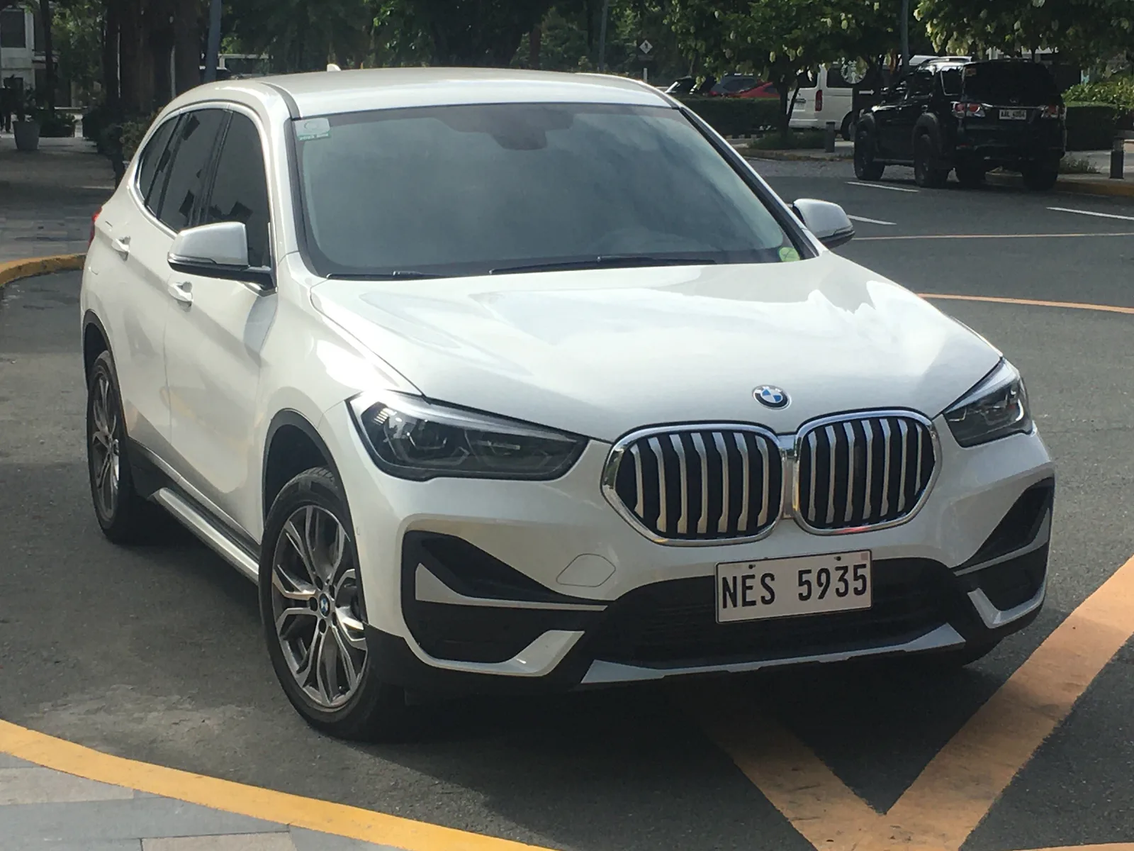 BMW X1 sDrive18d blanc de génération précédente, exemple de SUV diesel compact premium à remplacer par un électrique ou un hybride rechargeable