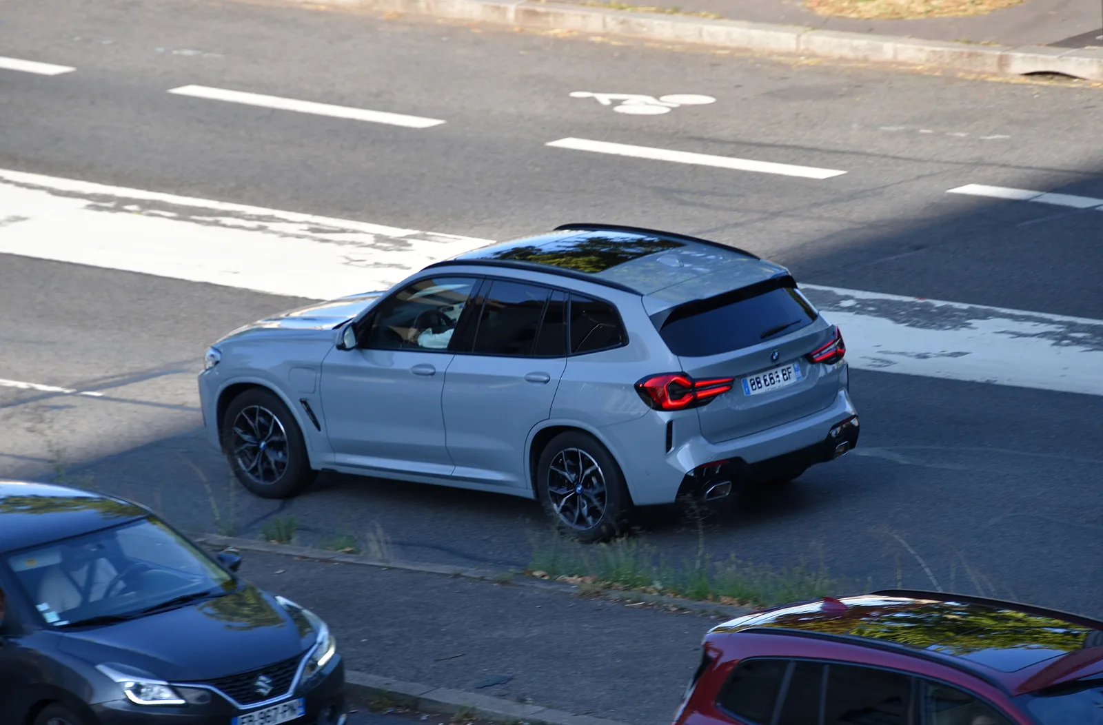 BMW X3 xDrive20d blanc vue profil — génération G01 2024 en circulation urbaine