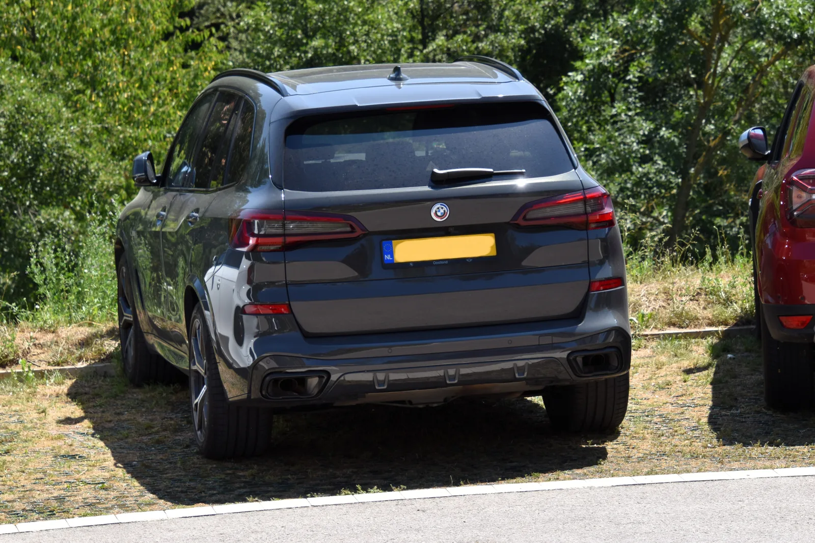 BMW X5 G05 2023 vue 3/4 arrière noire — moteur xDrive25d 6 cylindres en ligne diesel 298 ch