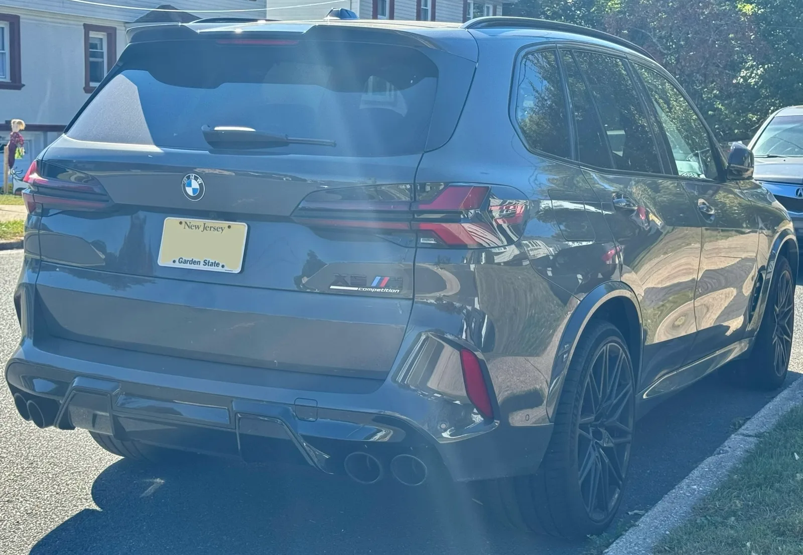 BMW X5 M Competition 2025 vue arrière 3/4 — version 635 ch avec quadruple échappement et jantes M 22 pouces
