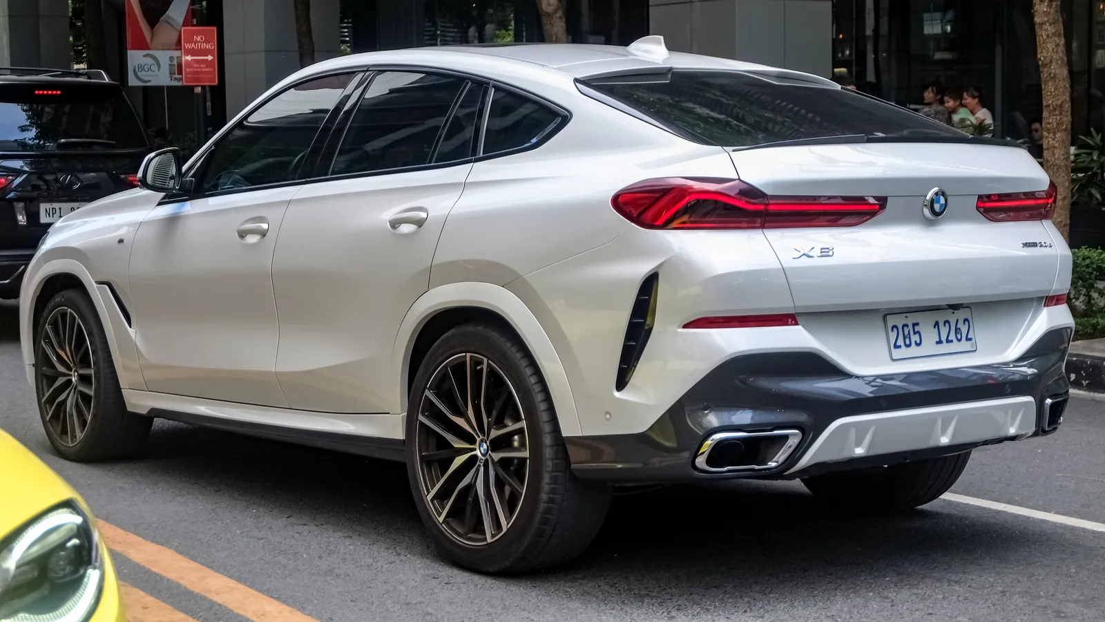 BMW X6 2026 blanc vue trois quarts arrière SUV coupé concession