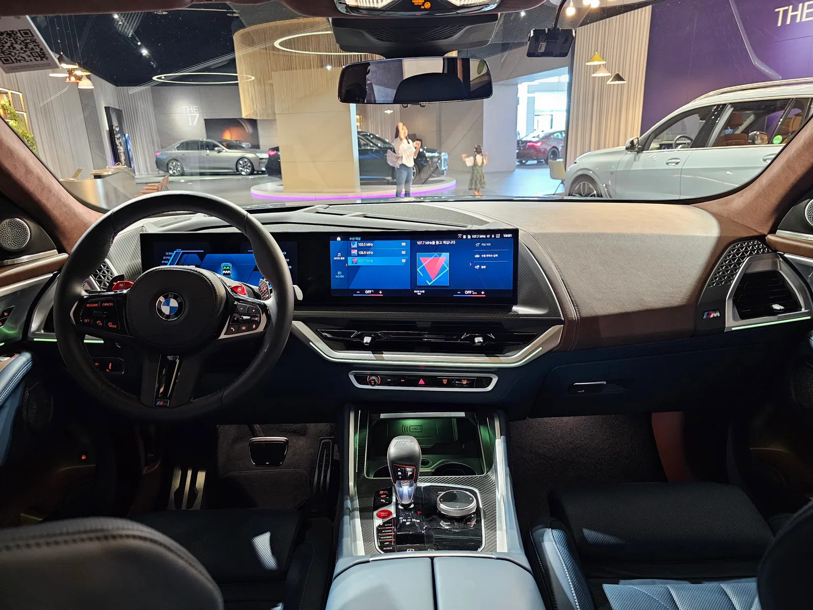 BMW XM 2026 intérieur habitacle sellerie cuir Merino écran Curved Display