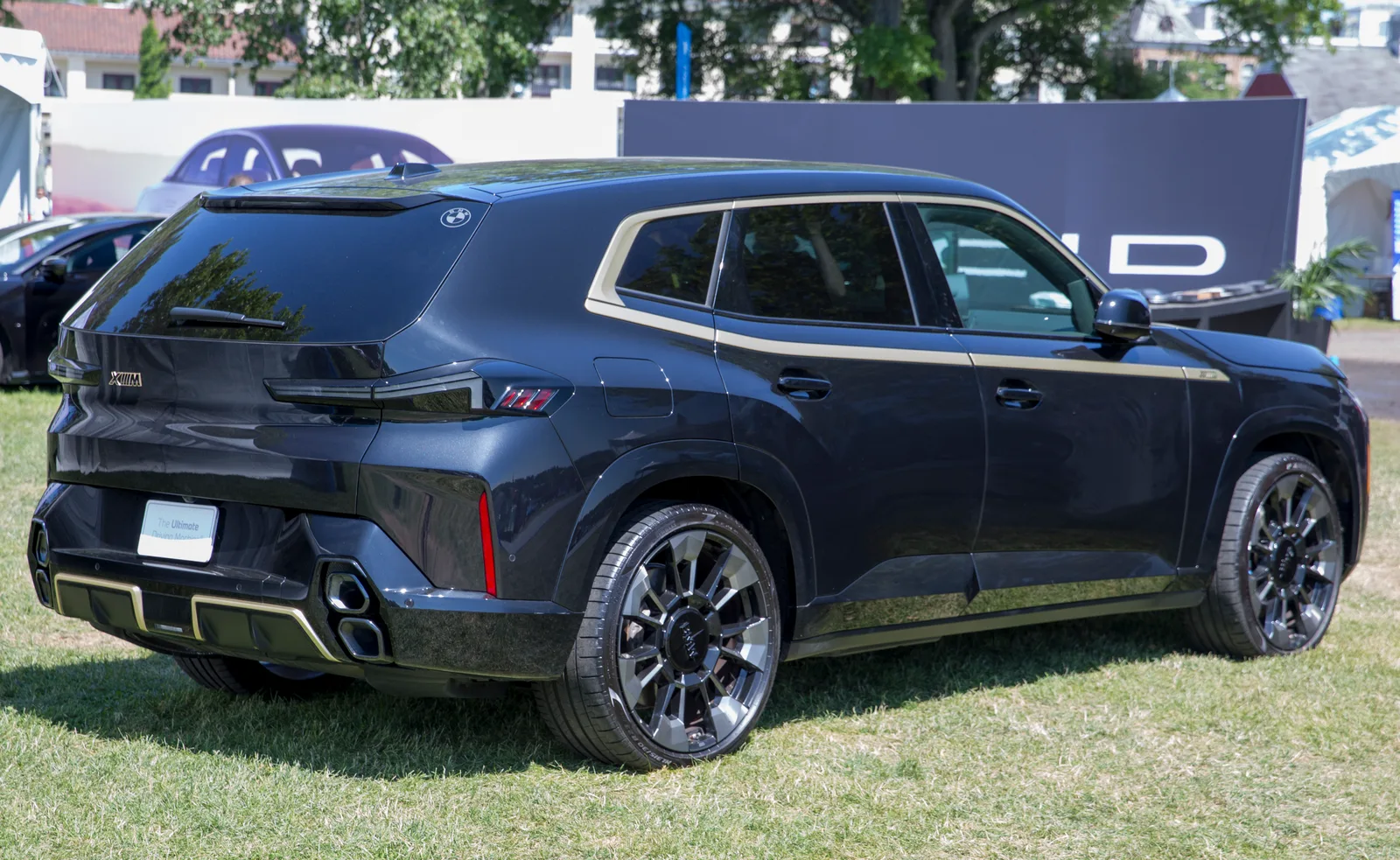 BMW XM 2026 vue trois quarts arrière SUV M coupé profil dynamique