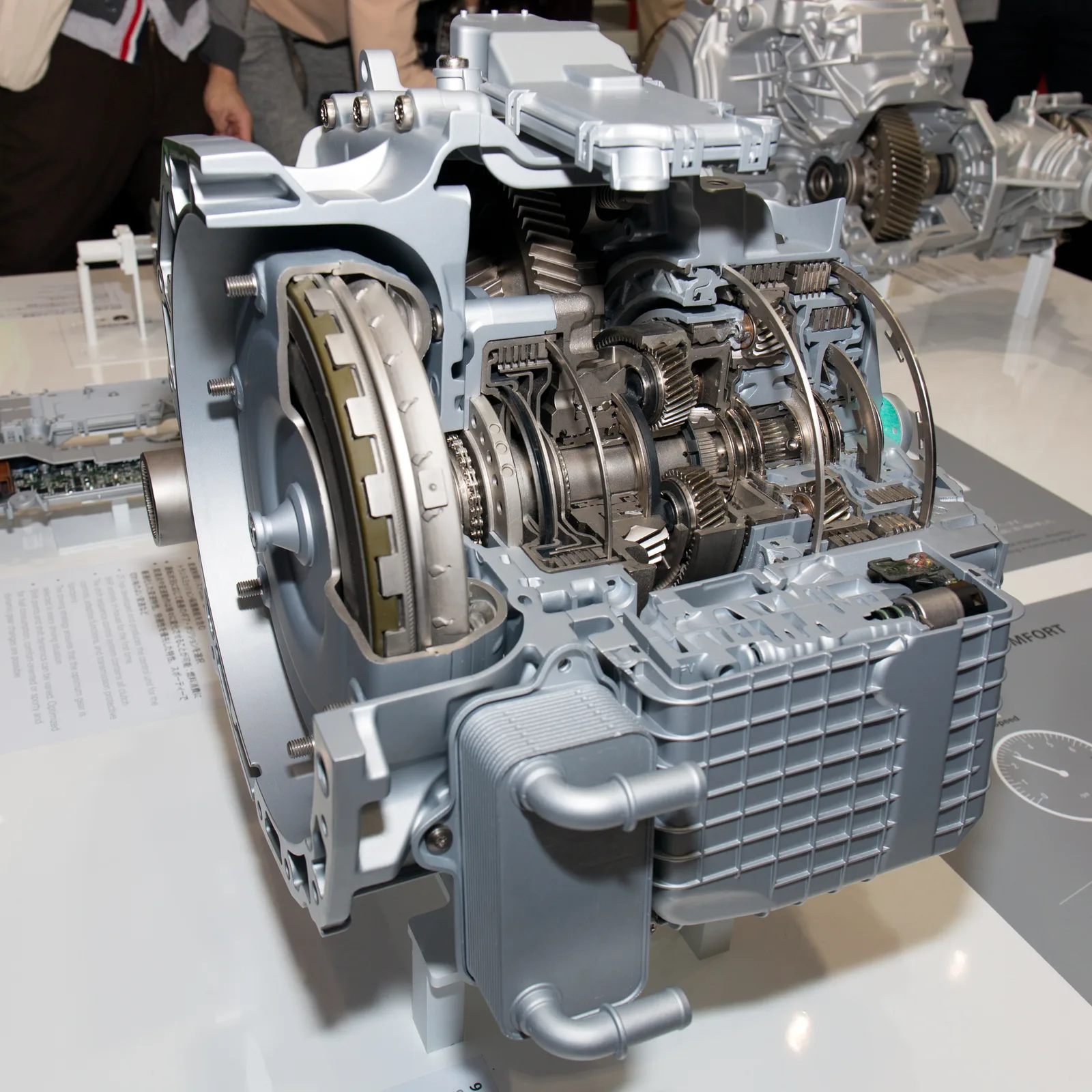 Coupe d'une transmission automatique ZF 9 vitesses montrant le convertisseur de couple et les embrayages internes