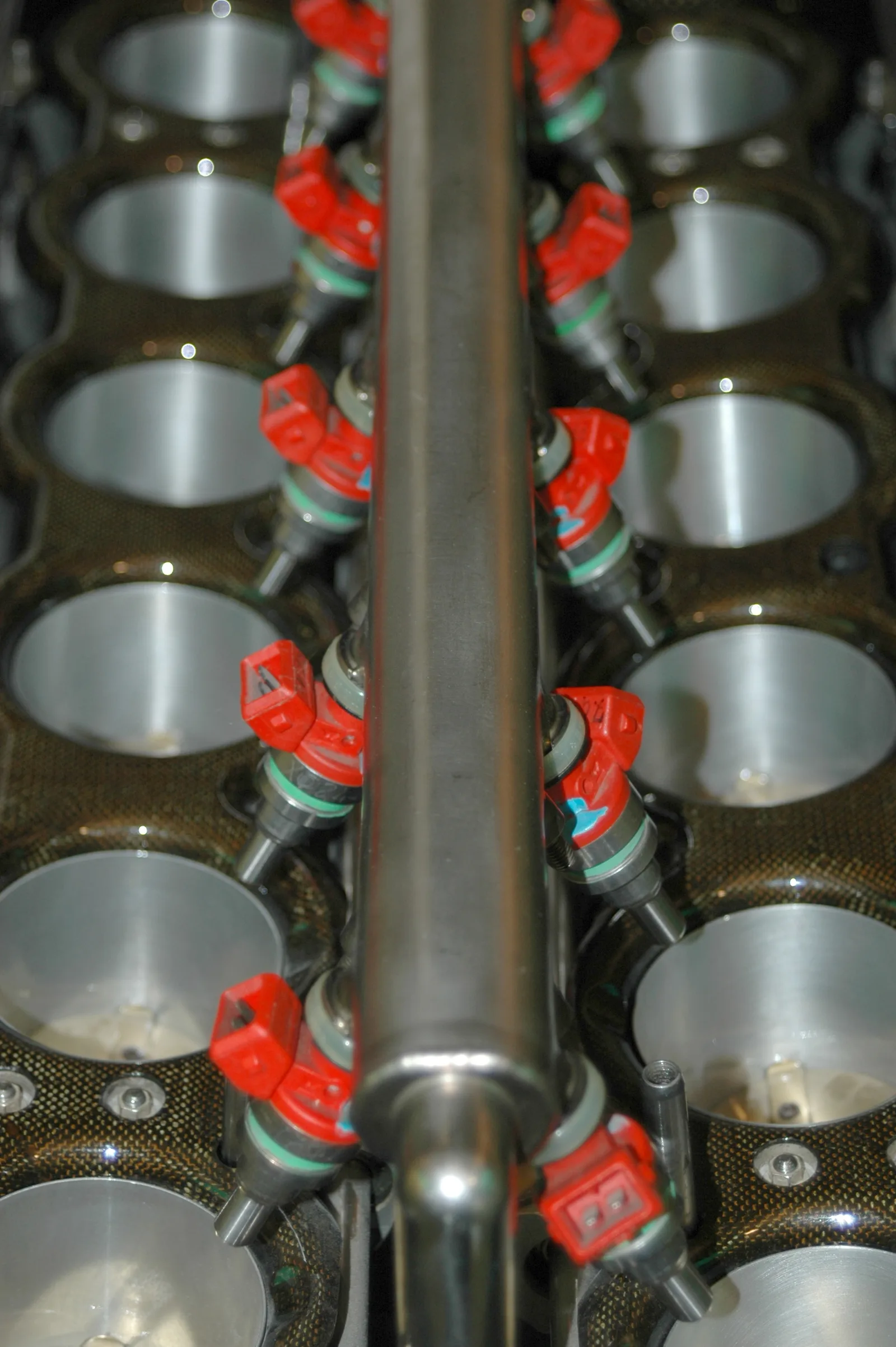 Rail d'injecteurs sur moteur essence — c'est sur ce rail que se branche le boîtier E85