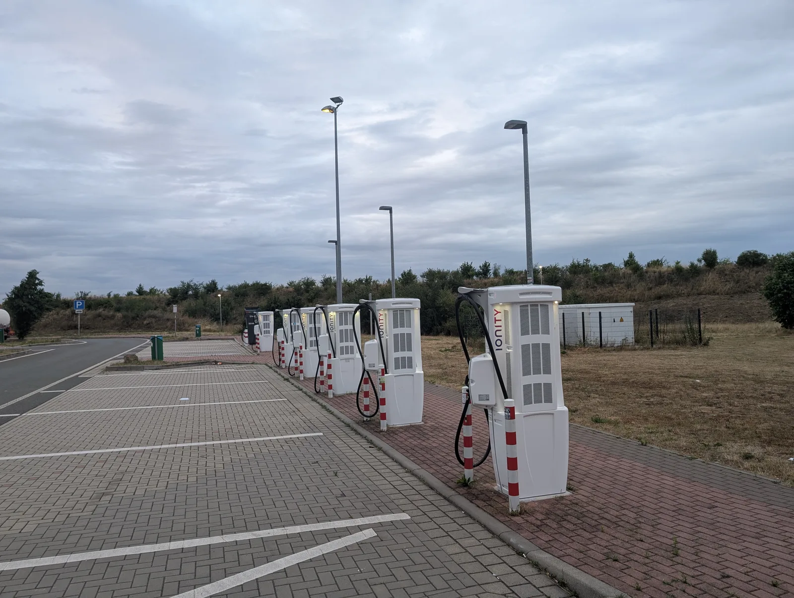 Station de recharge rapide Ionity sur une aire d'autoroute allemande, bornes haute puissance compatibles 800 volts
