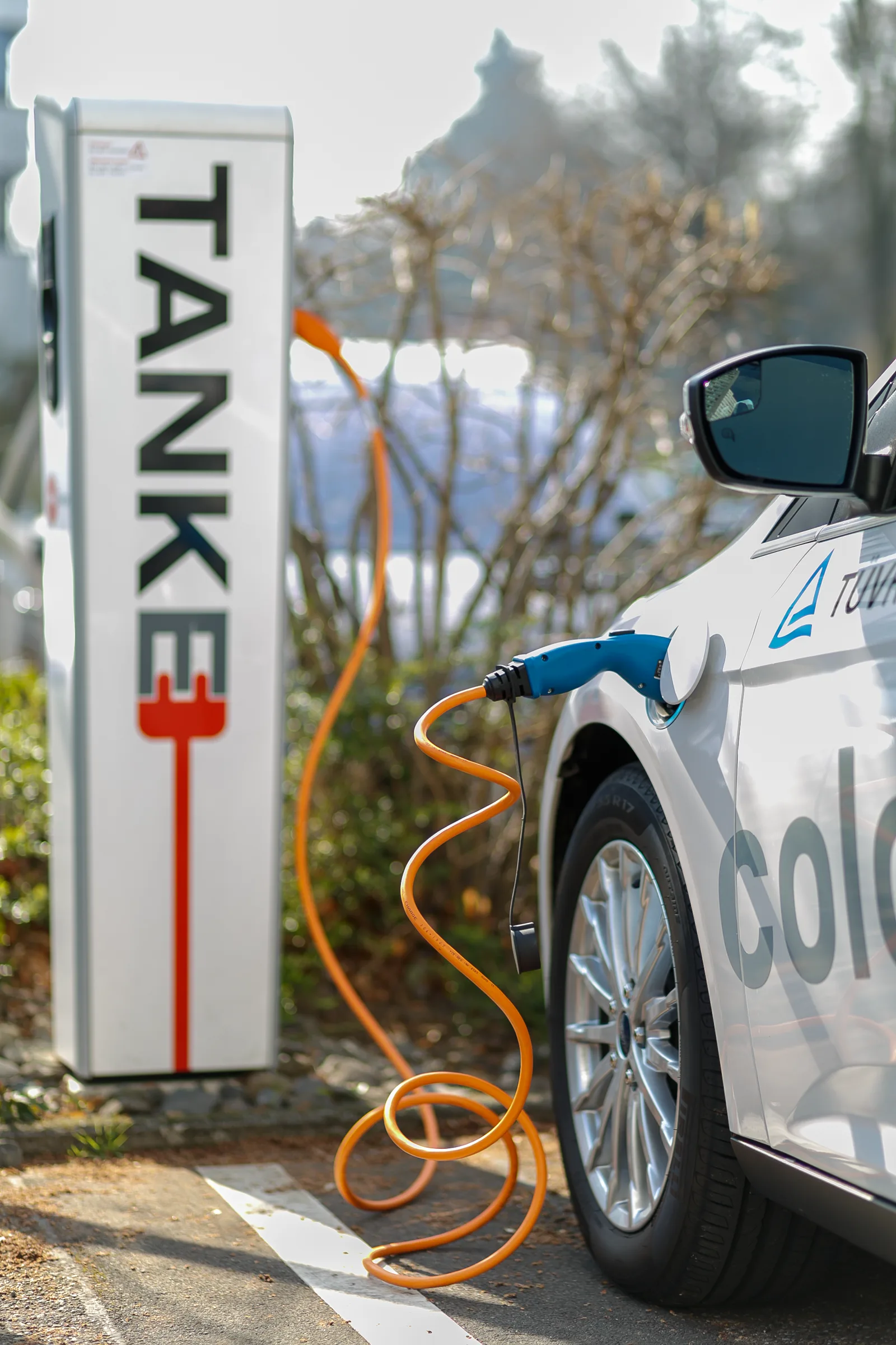 Borne de recharge publique pour véhicule électrique, prise Mennekes, illustrant l'écart de coût au km face au plein de carburant