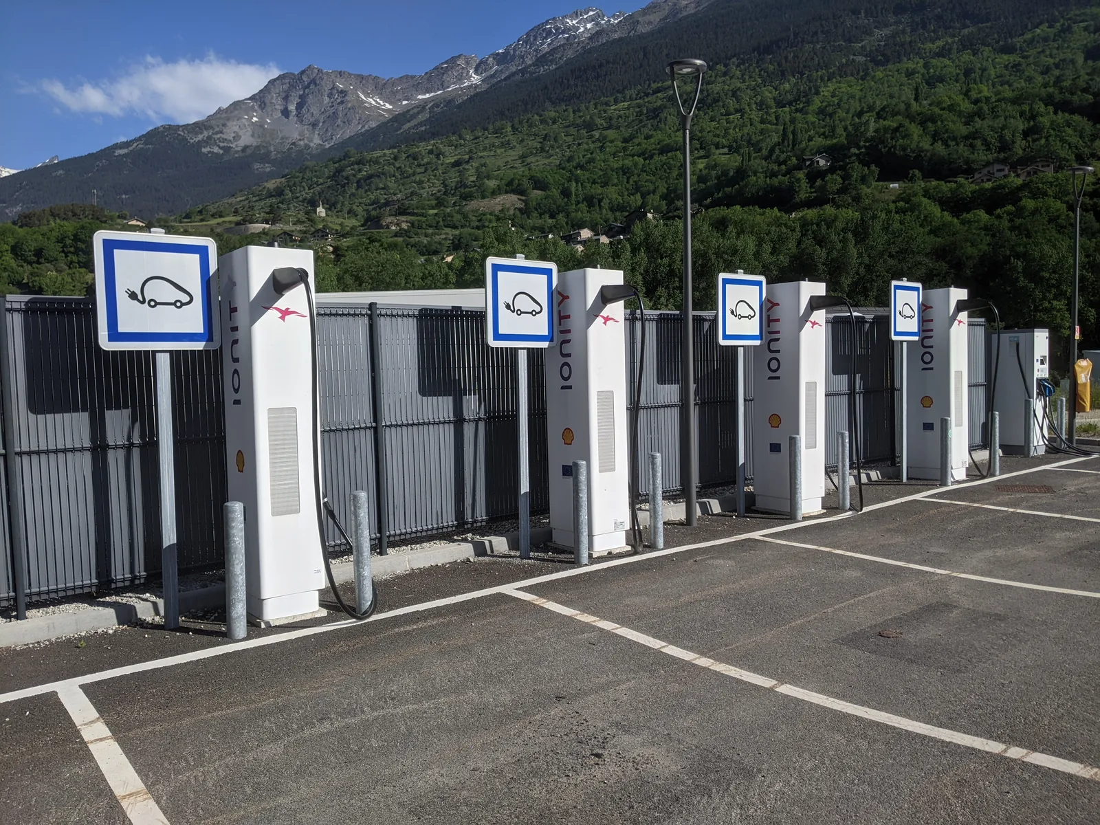 Bornes de recharge rapide Ionity sur une aire de l'autoport du Fréjus, en montagne, pour SUV électrique sur long trajet