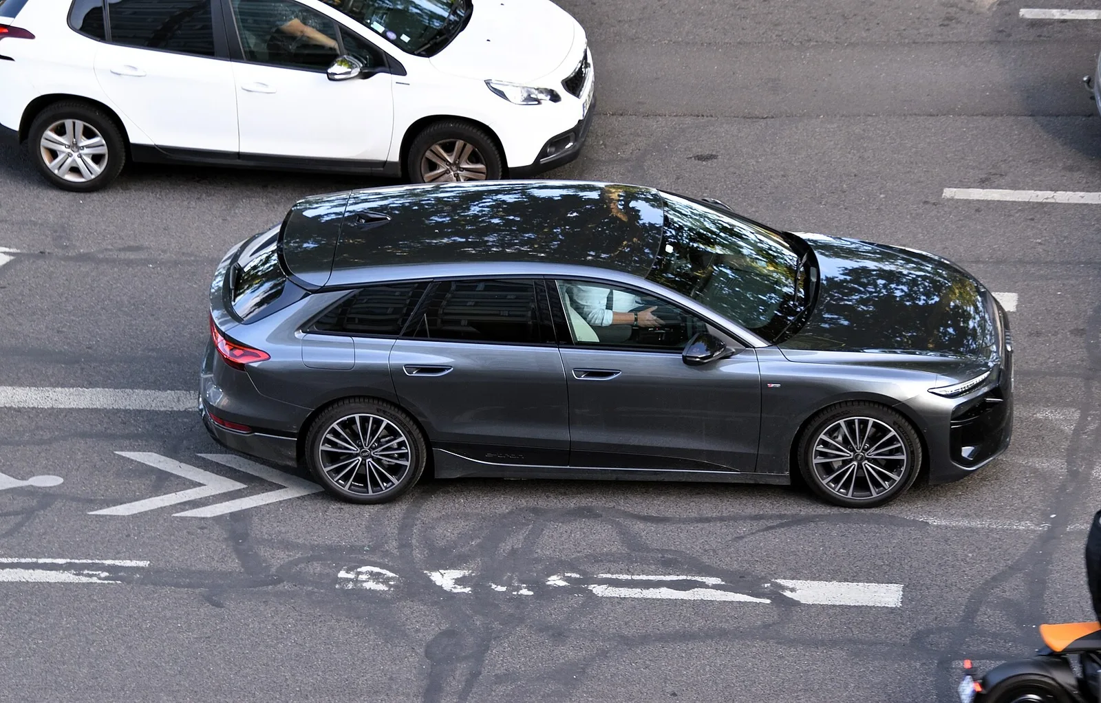 Audi A6 Avant e-tron gris vue de profil en circulation, break électrique premium de 100 kWh