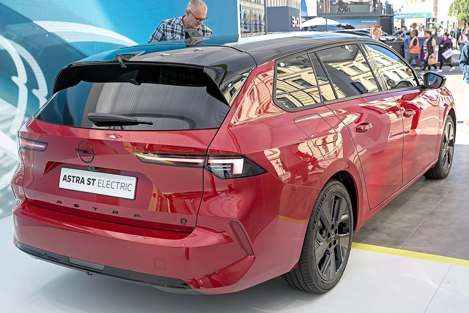 Opel Astra Sports Tourer Electric rouge vue de trois quarts arrière, break électrique le moins cher du marché français en 2026