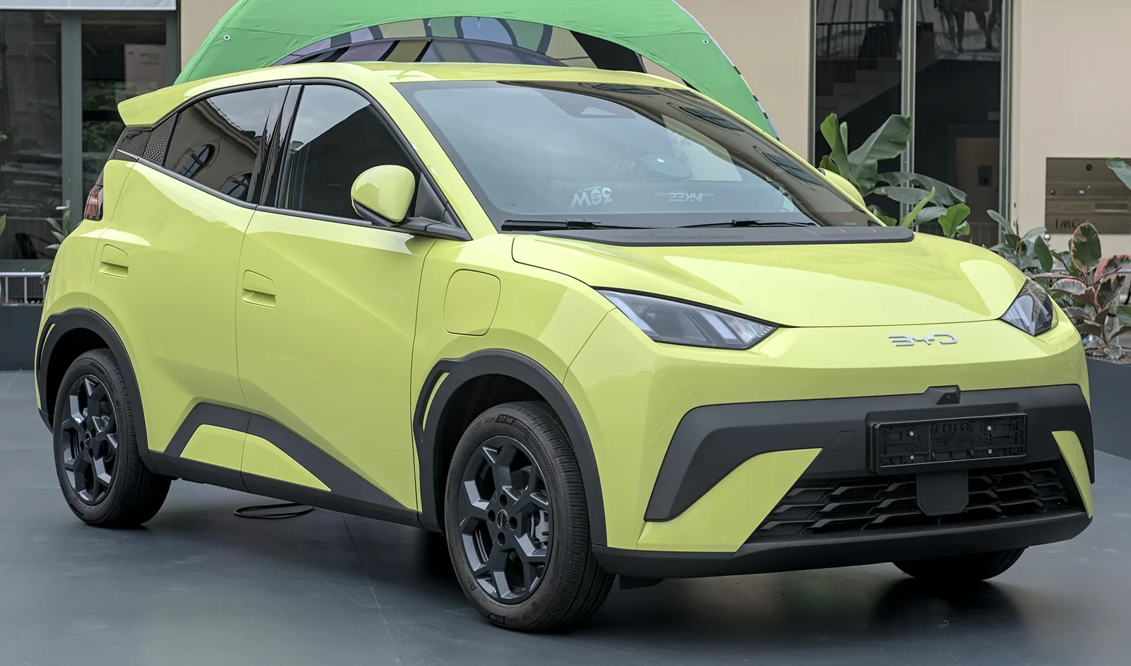 BYD Dolphin Surf vert anis exposée au salon IAA 2025, citadine électrique garantie batterie 8 ans ou 250 000 km