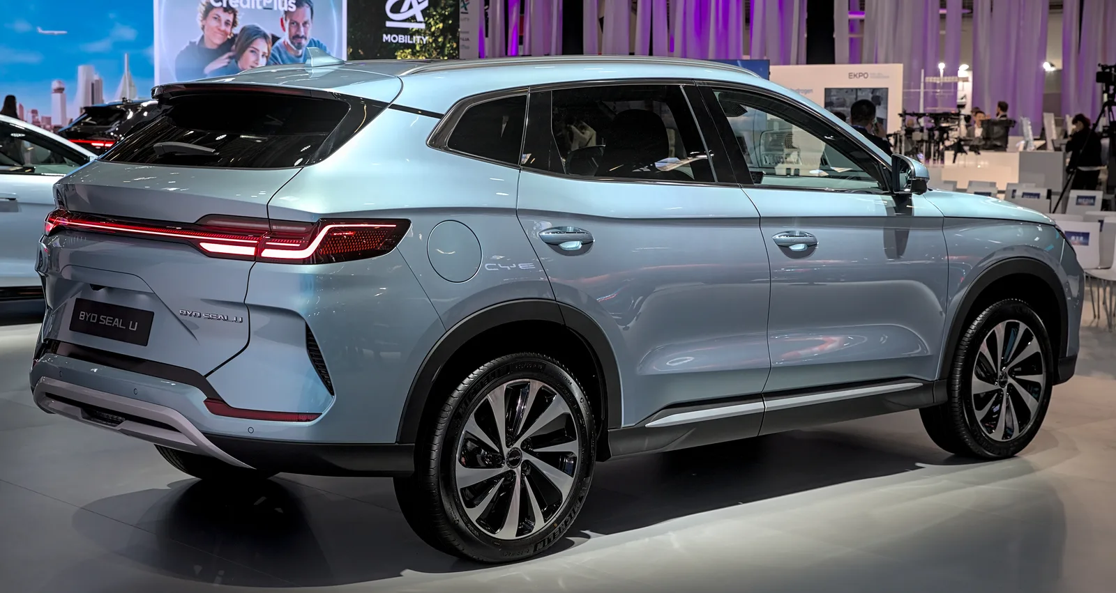 BYD Seal U 2026 SUV coupé électrique bleu IAA 2023 vue trois quarts arrière